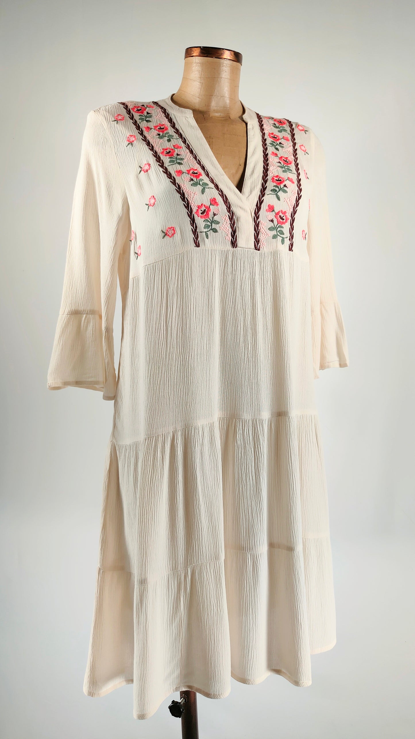 Vestido con bordado floral en parte superior