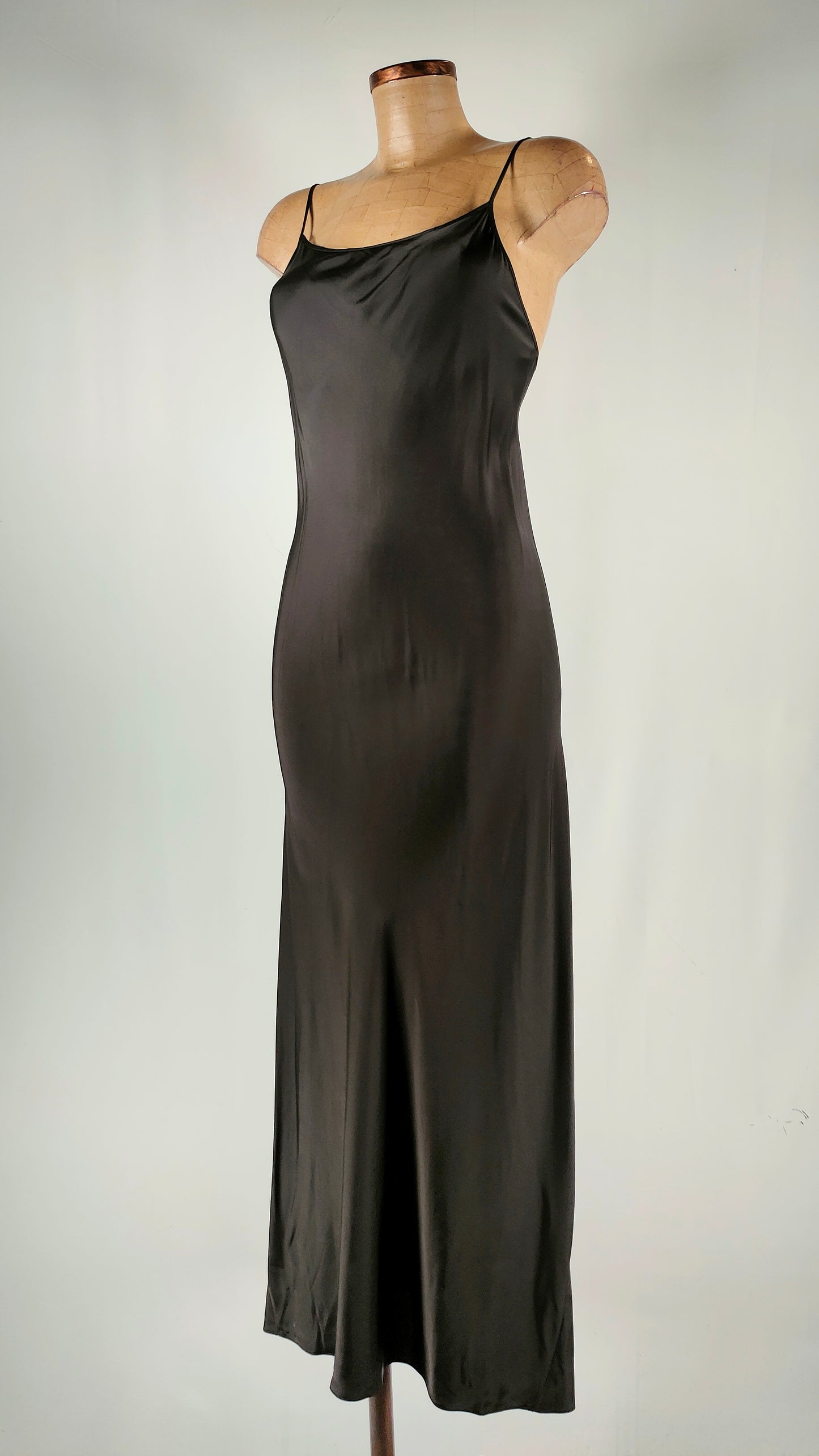 Vestido de satén con espalda abierta