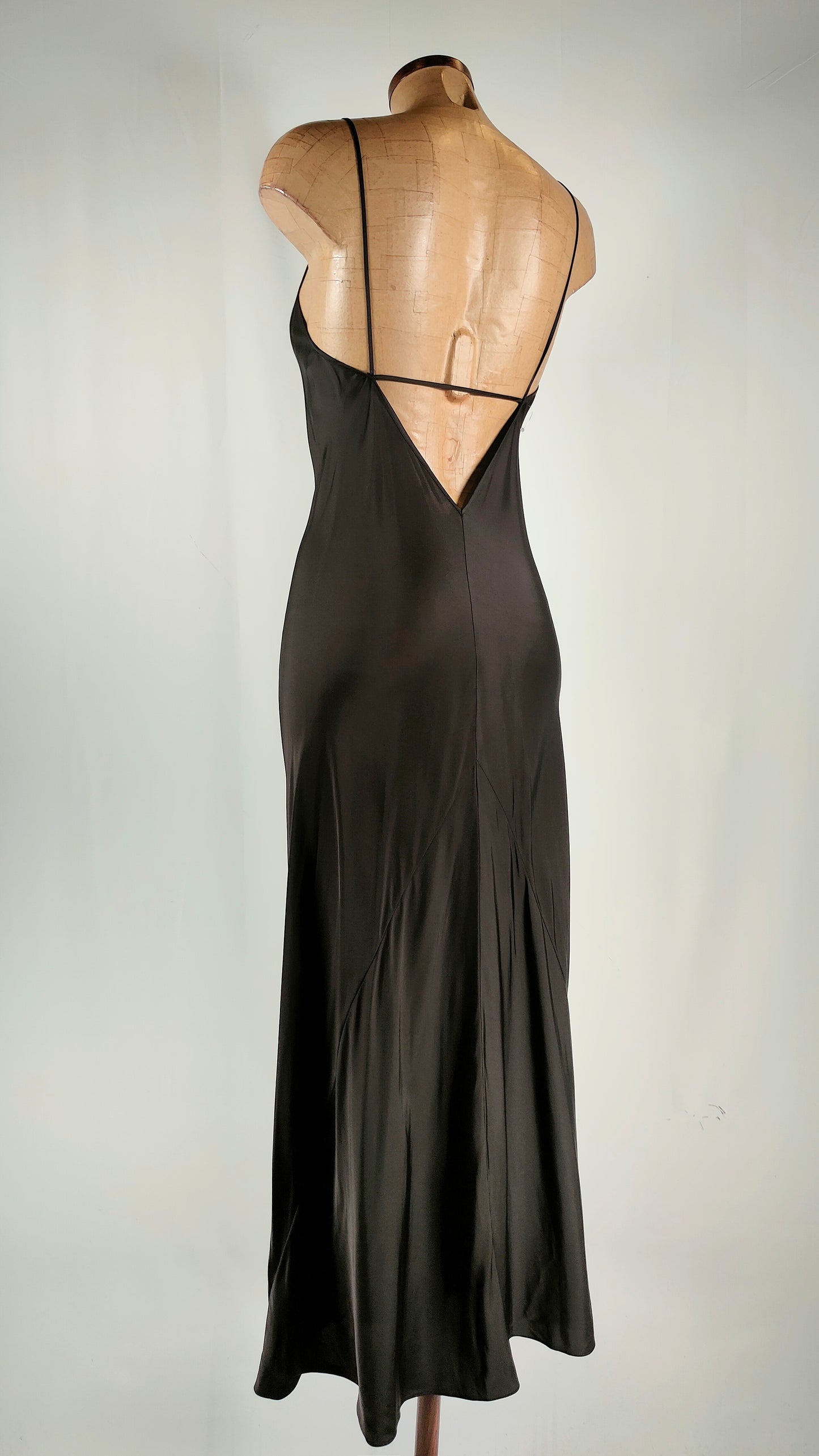 Vestido de satén con espalda abierta