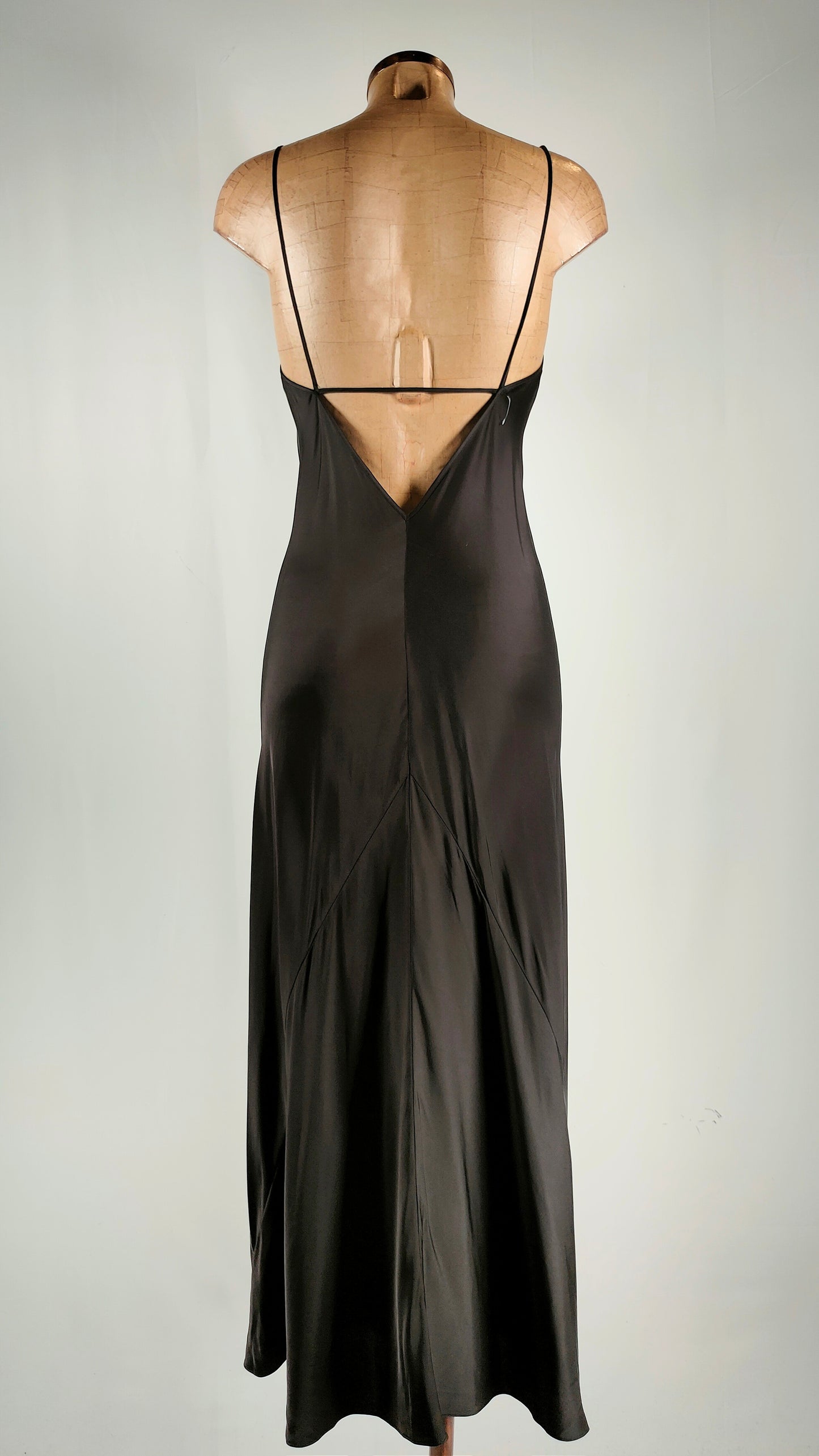 Vestido de satén con espalda abierta