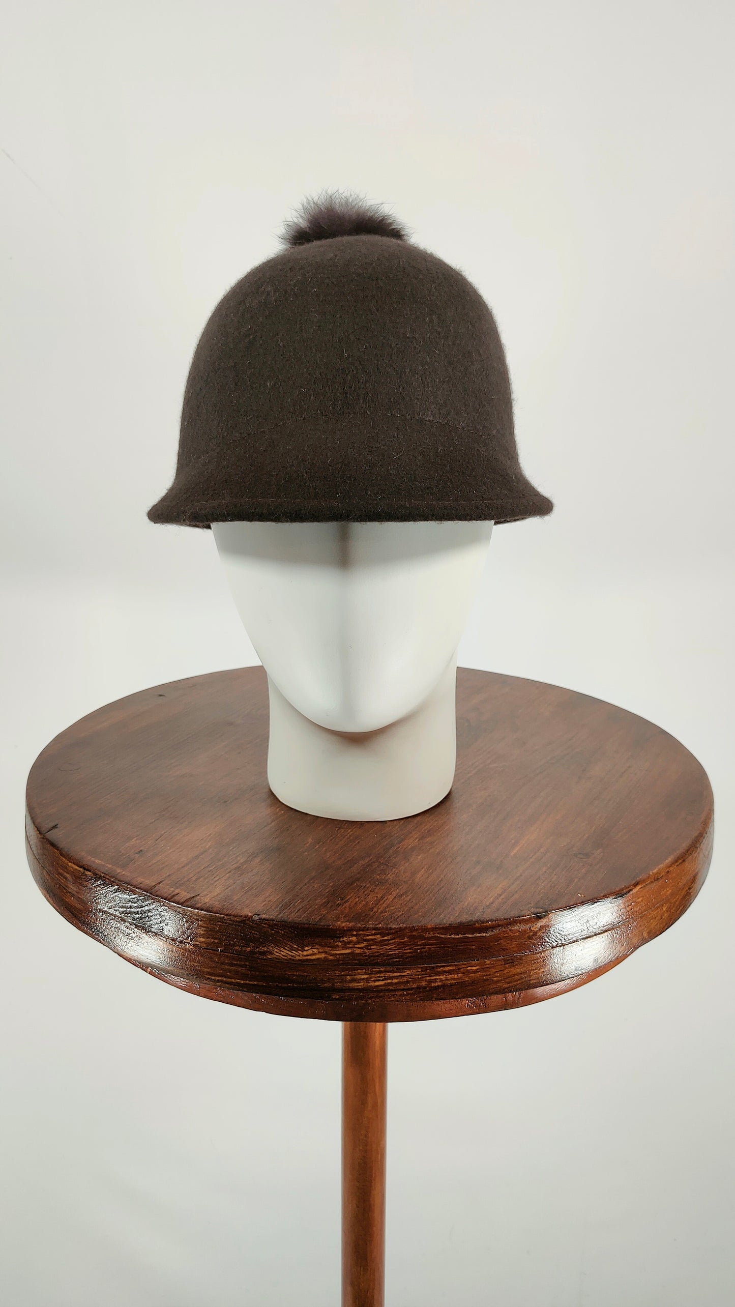 Gorro con visera el marrón con pompón