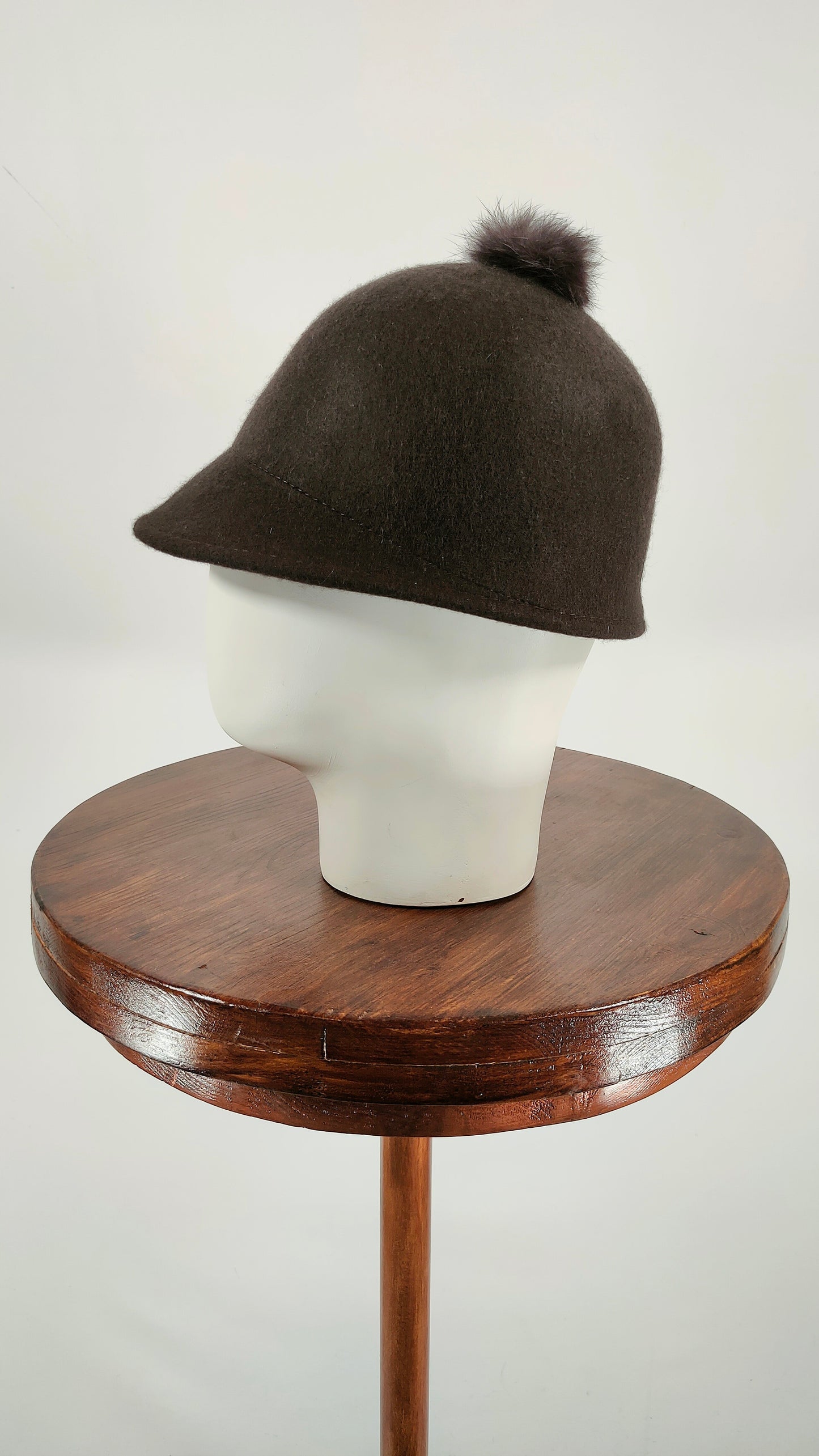 Gorro con visera el marrón con pompón
