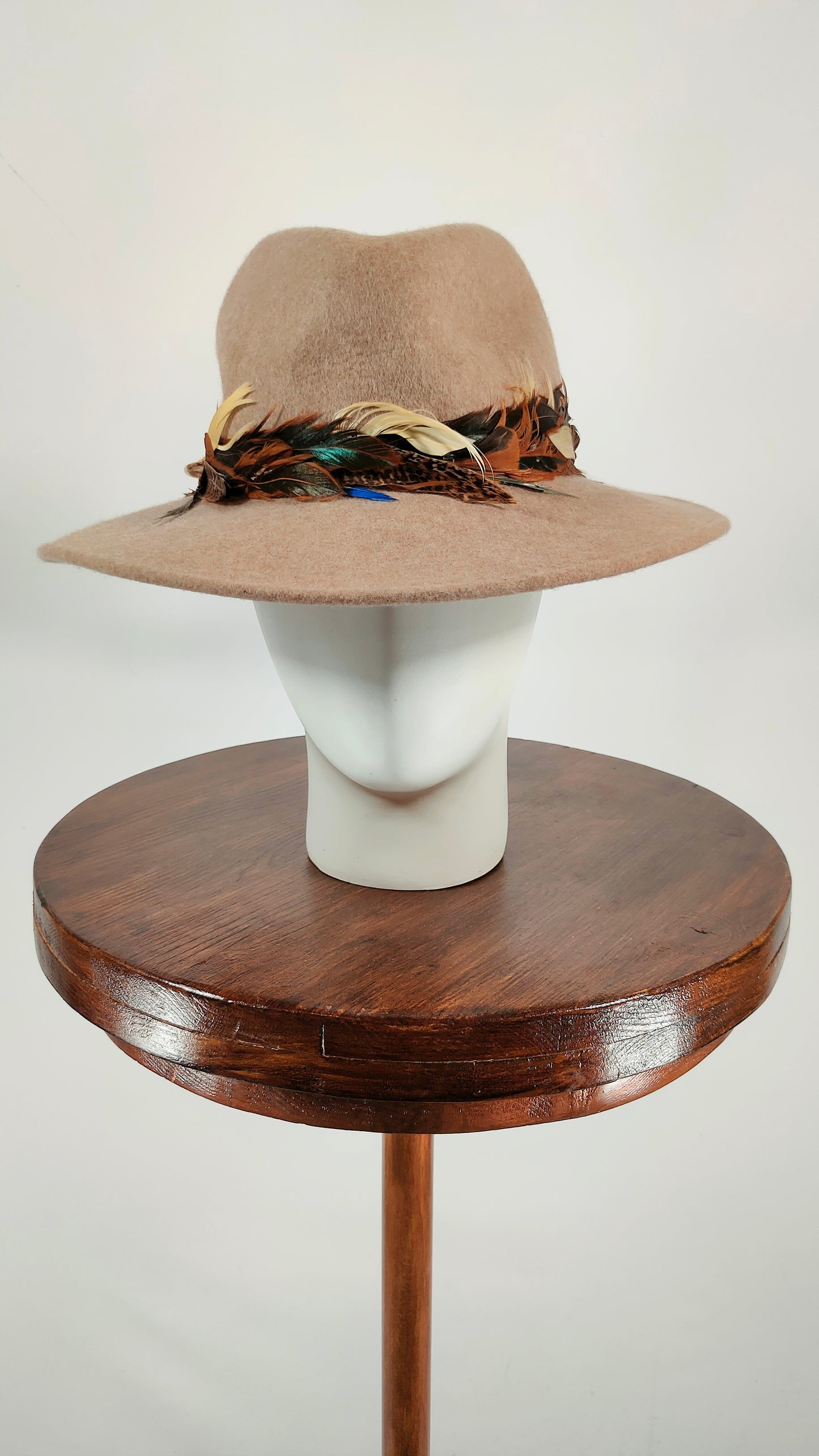 Sombrero con adorno de plumas Bimba Y Lola
