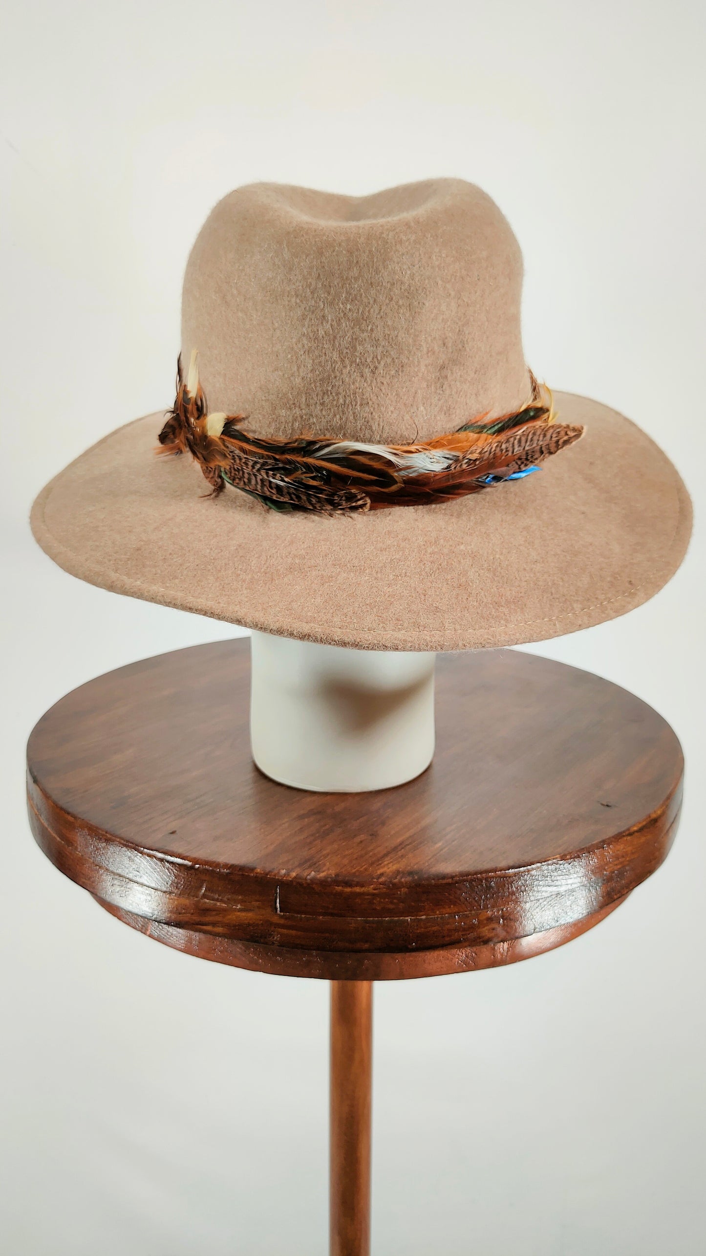 Sombrero con adorno de plumas Bimba Y Lola