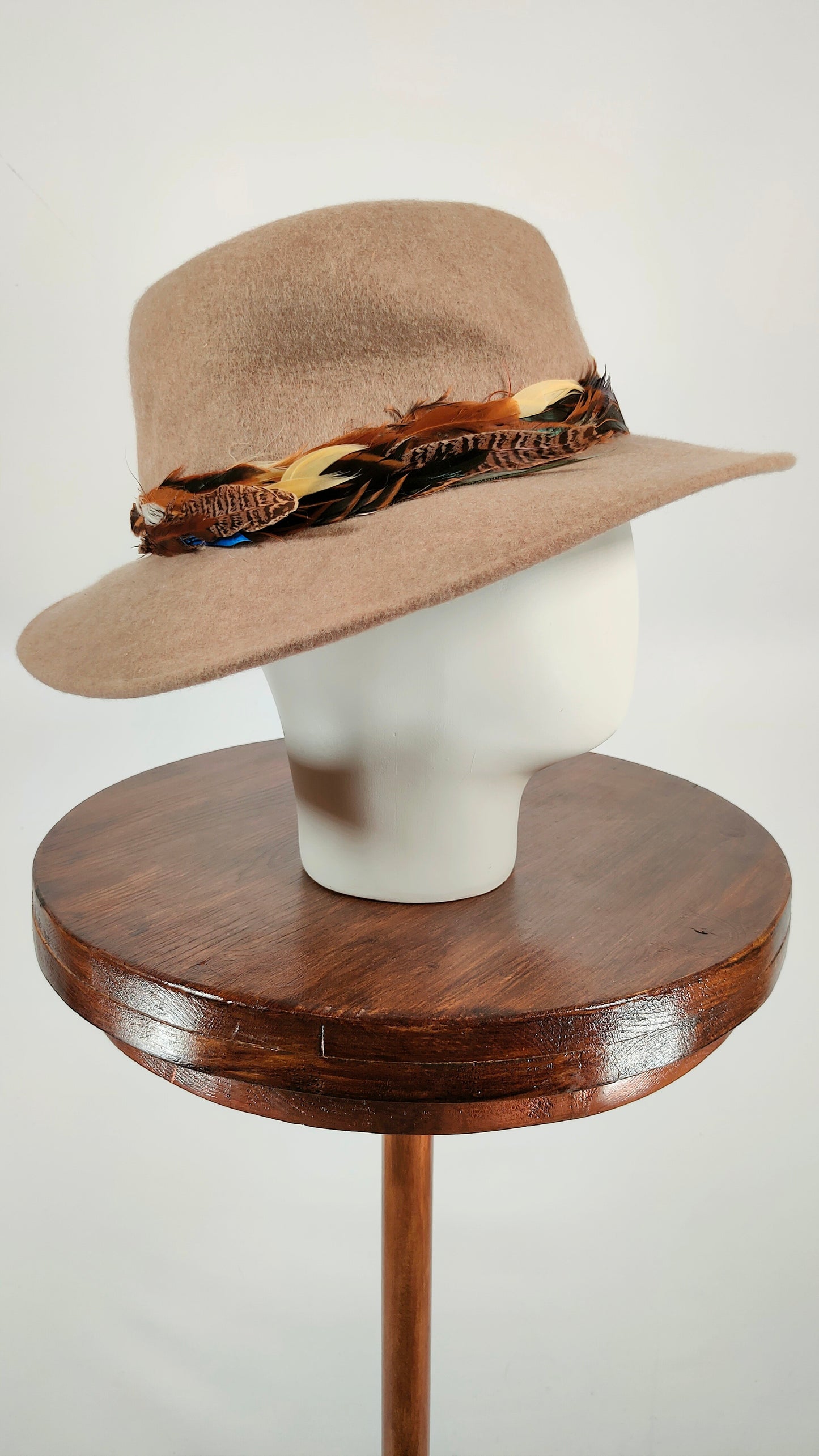Sombrero con adorno de plumas Bimba Y Lola