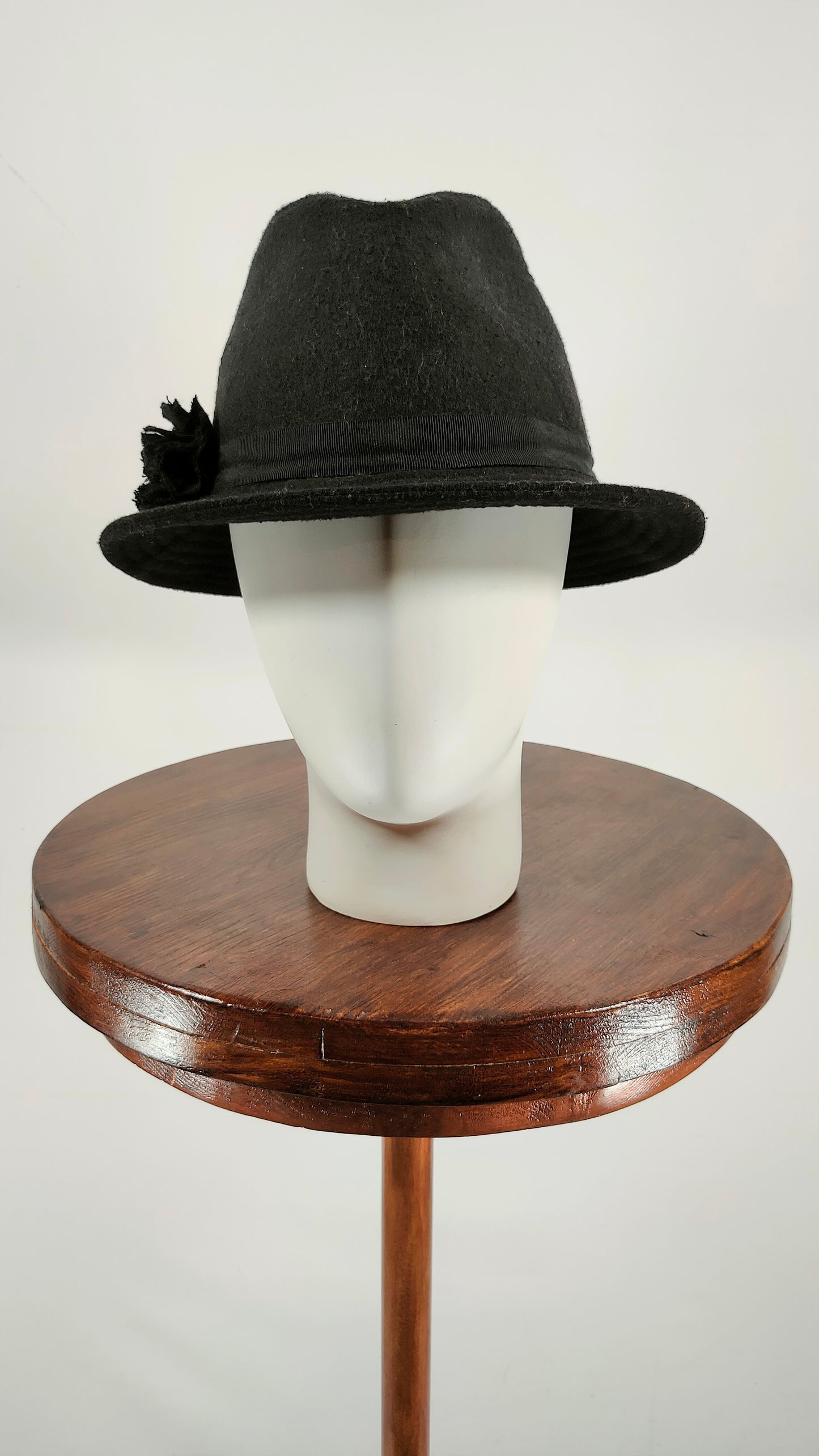 Sombrero negro con flor bicolor
