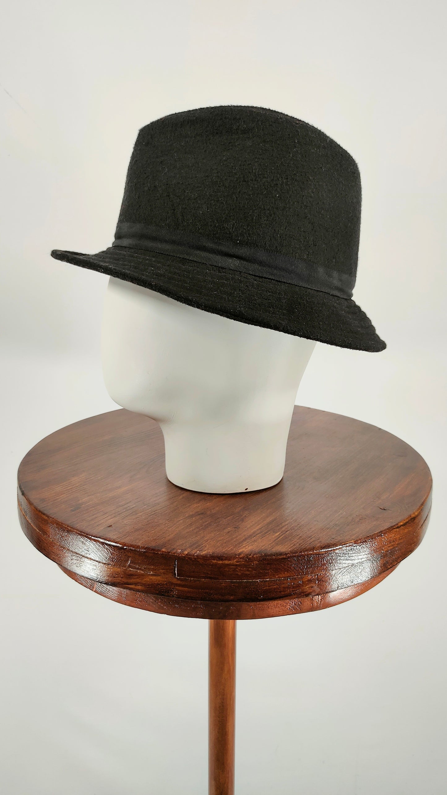Sombrero negro con flor bicolor