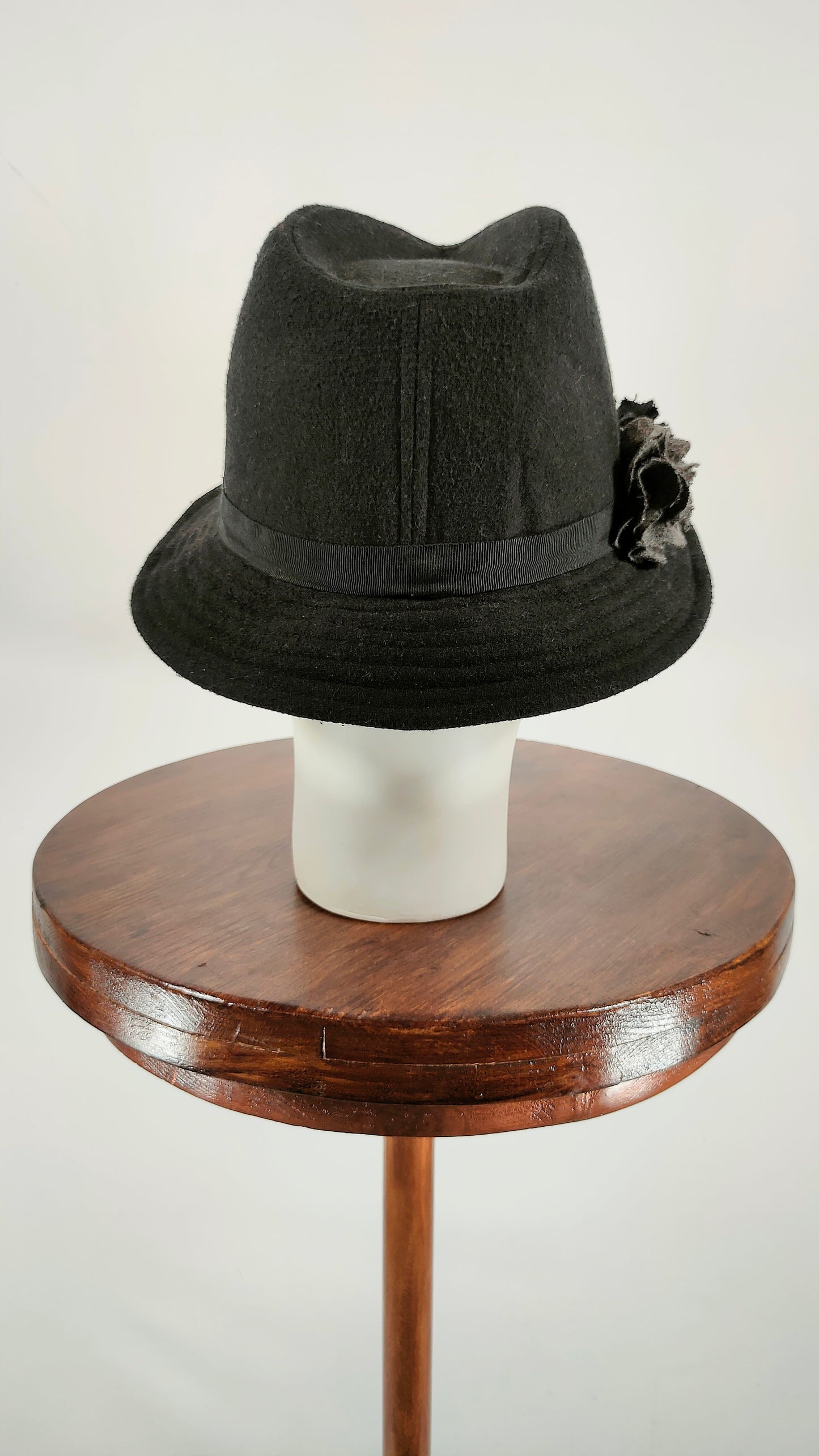 Sombrero negro con flor bicolor