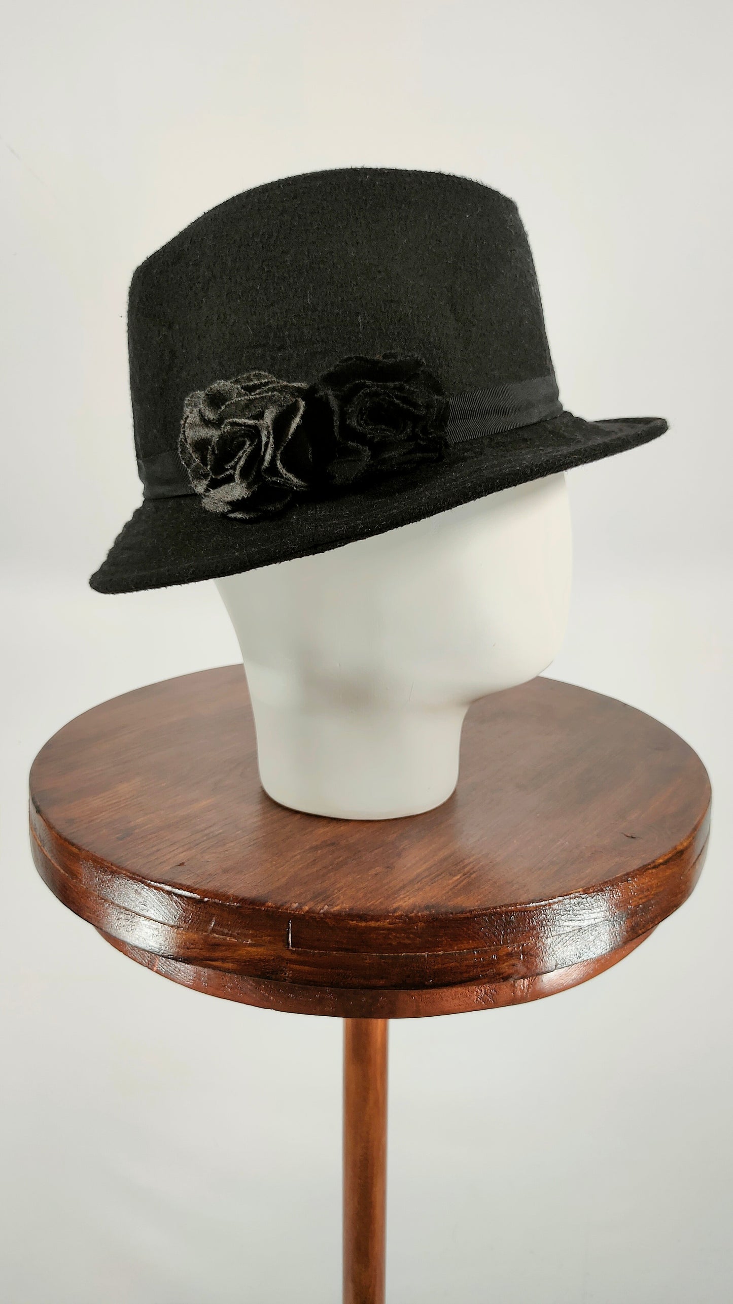 Sombrero negro con flor bicolor