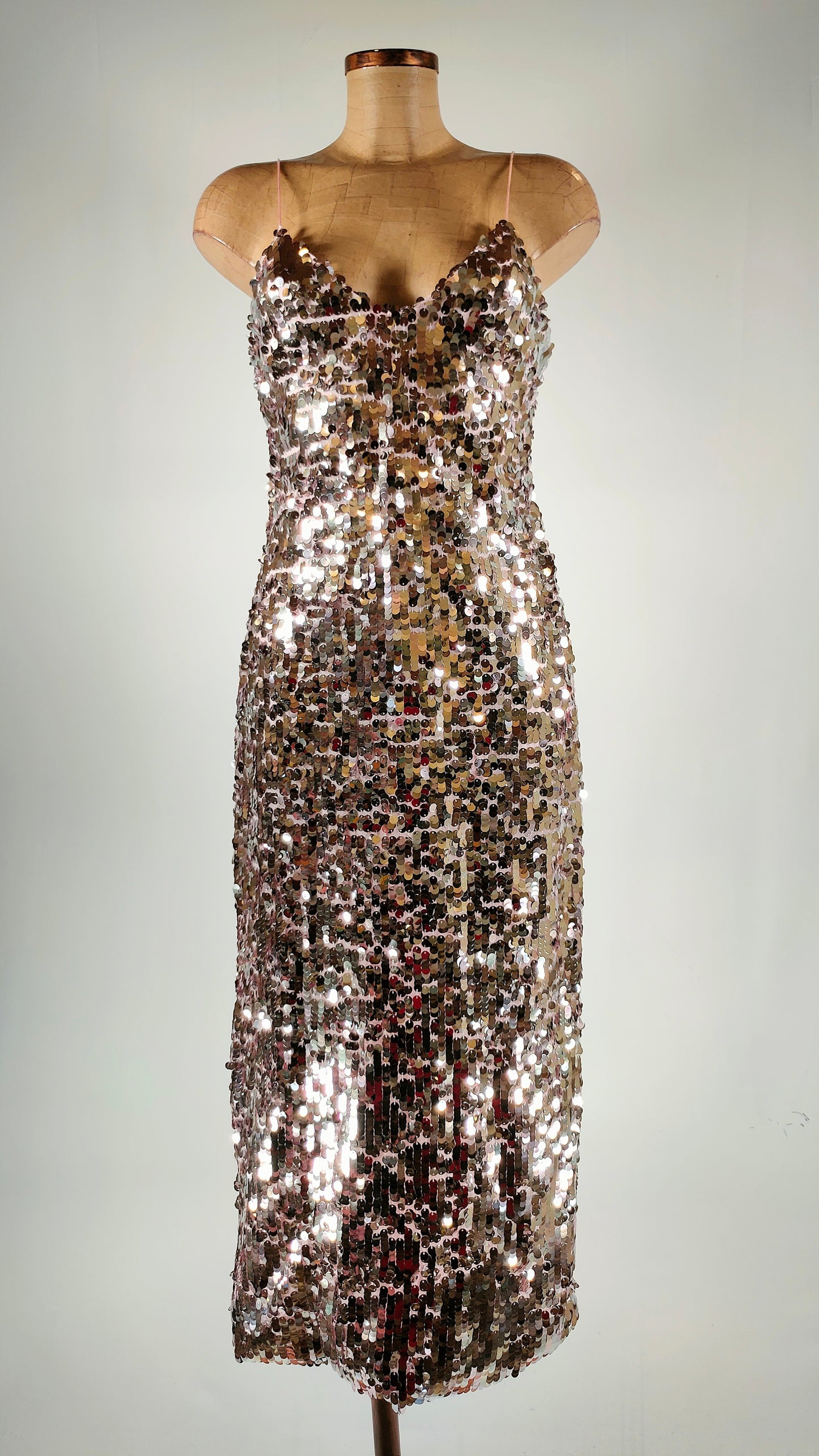 Vestido de lentejuelas plata con fondo rosa