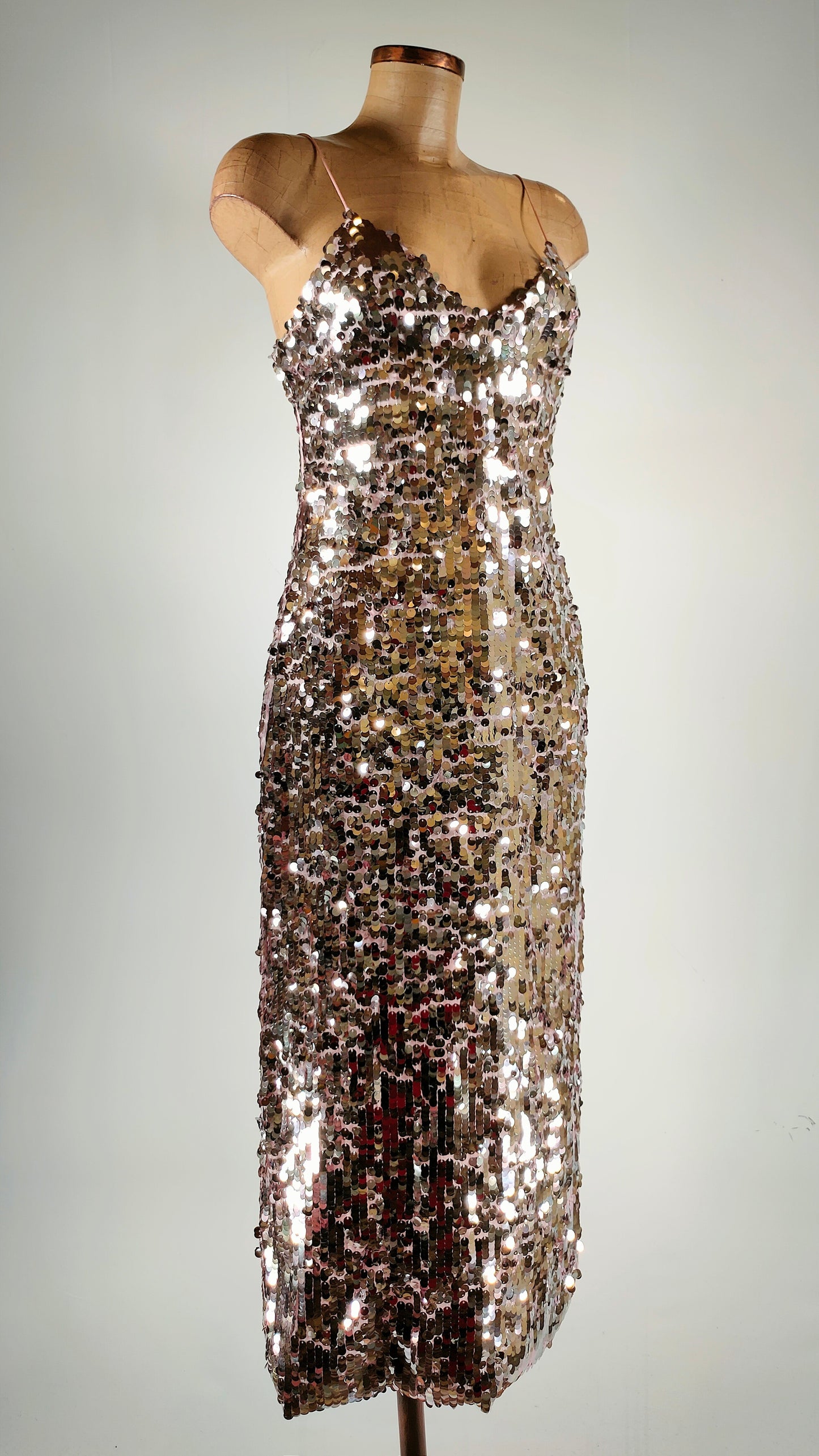Vestido de lentejuelas plata con fondo rosa