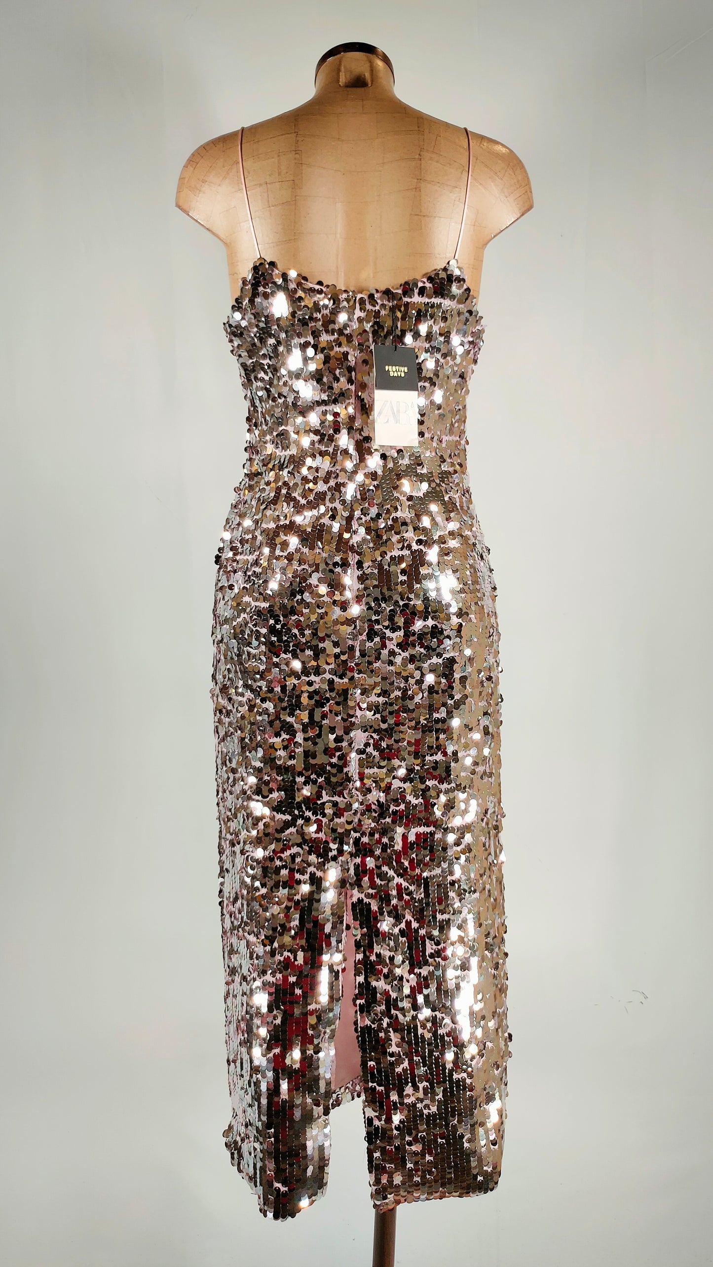 Vestido de lentejuelas plata con fondo rosa