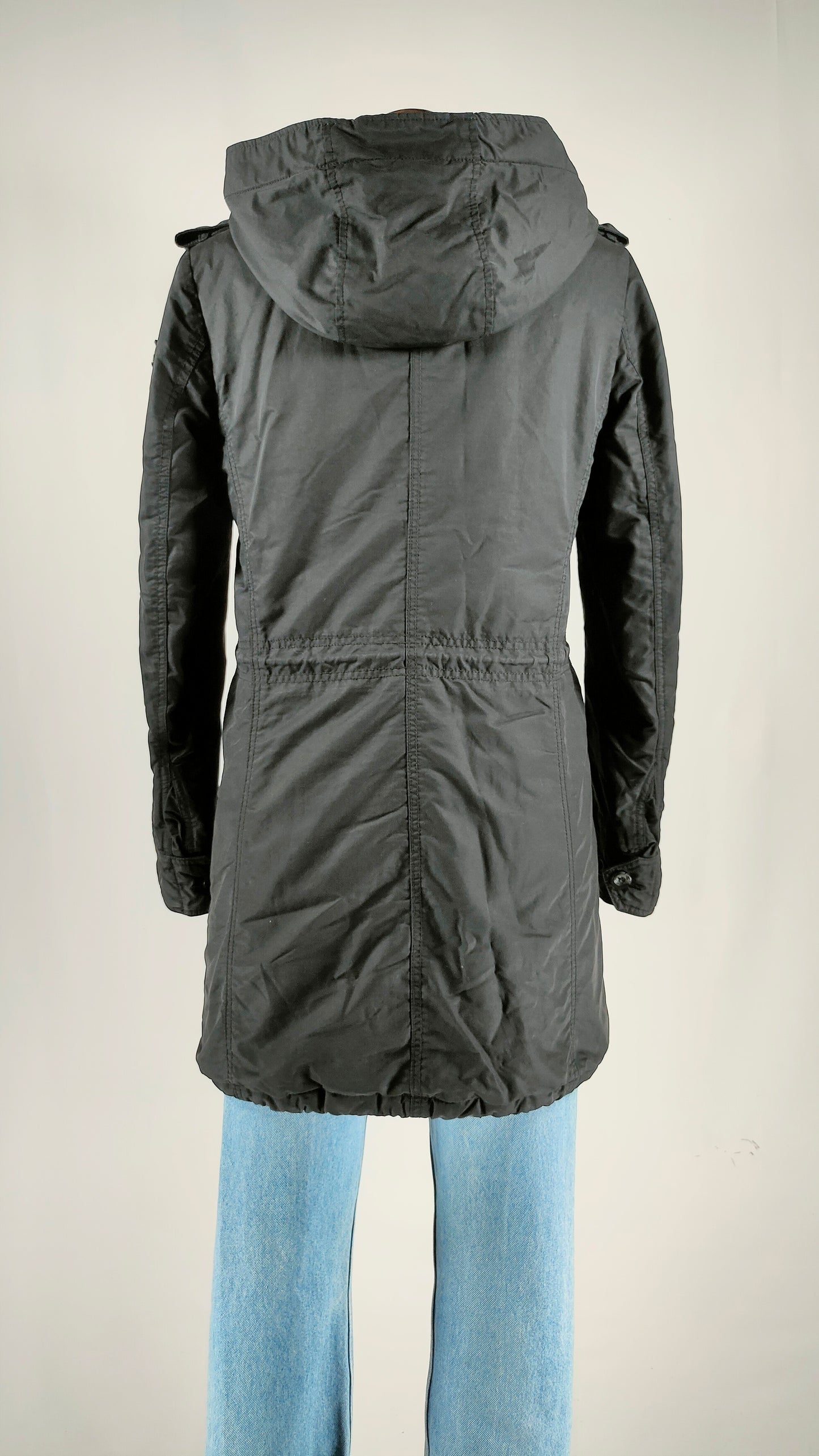 Abrigo Diesel negro con capucha