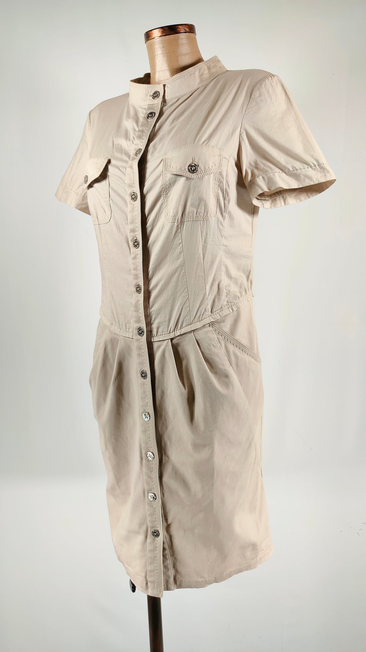 Vestido beige PG con cierre botones