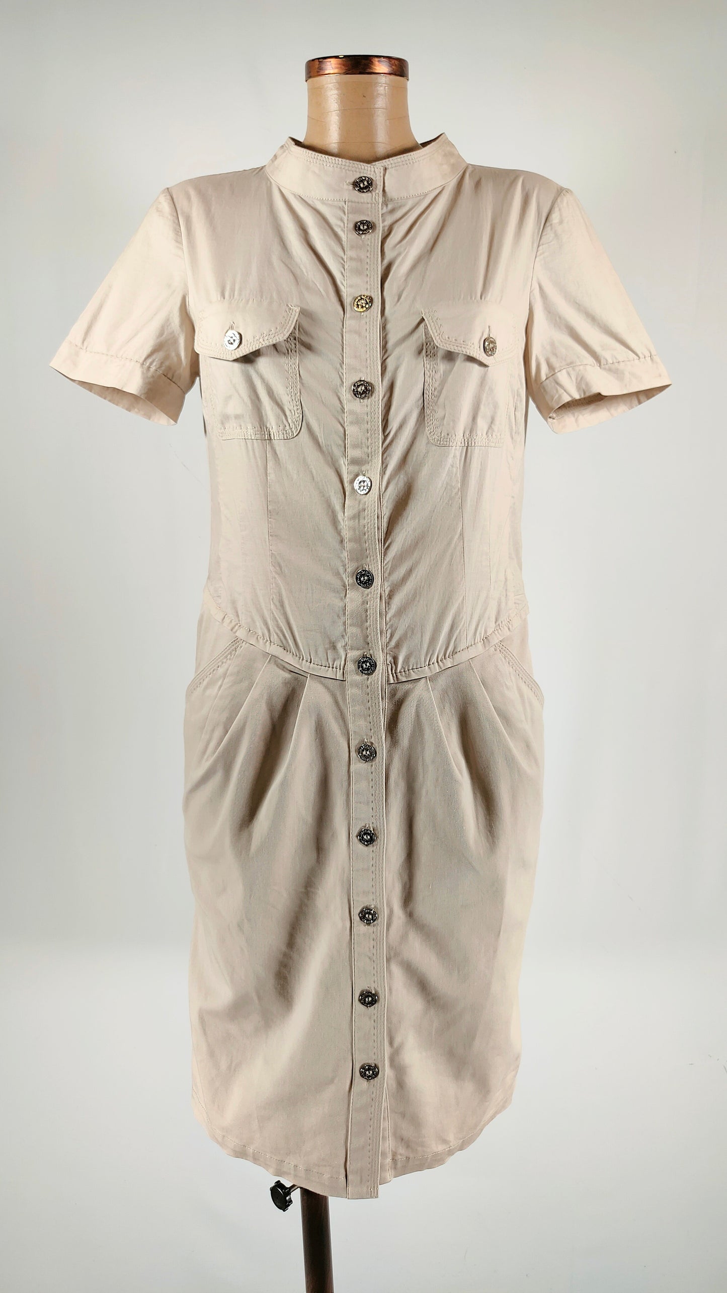 Vestido beige PG con cierre botones