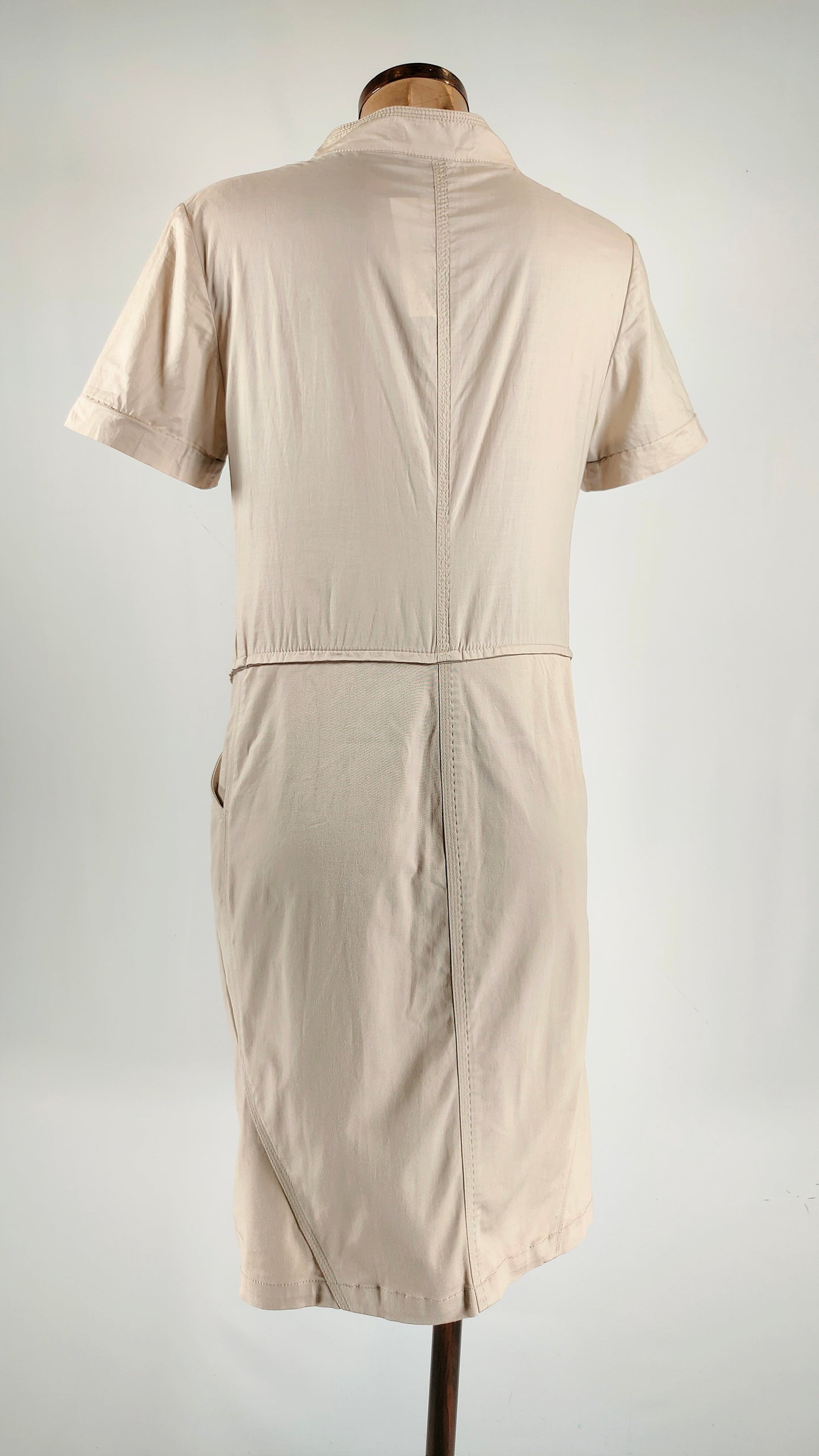 Vestido beige PG con cierre botones