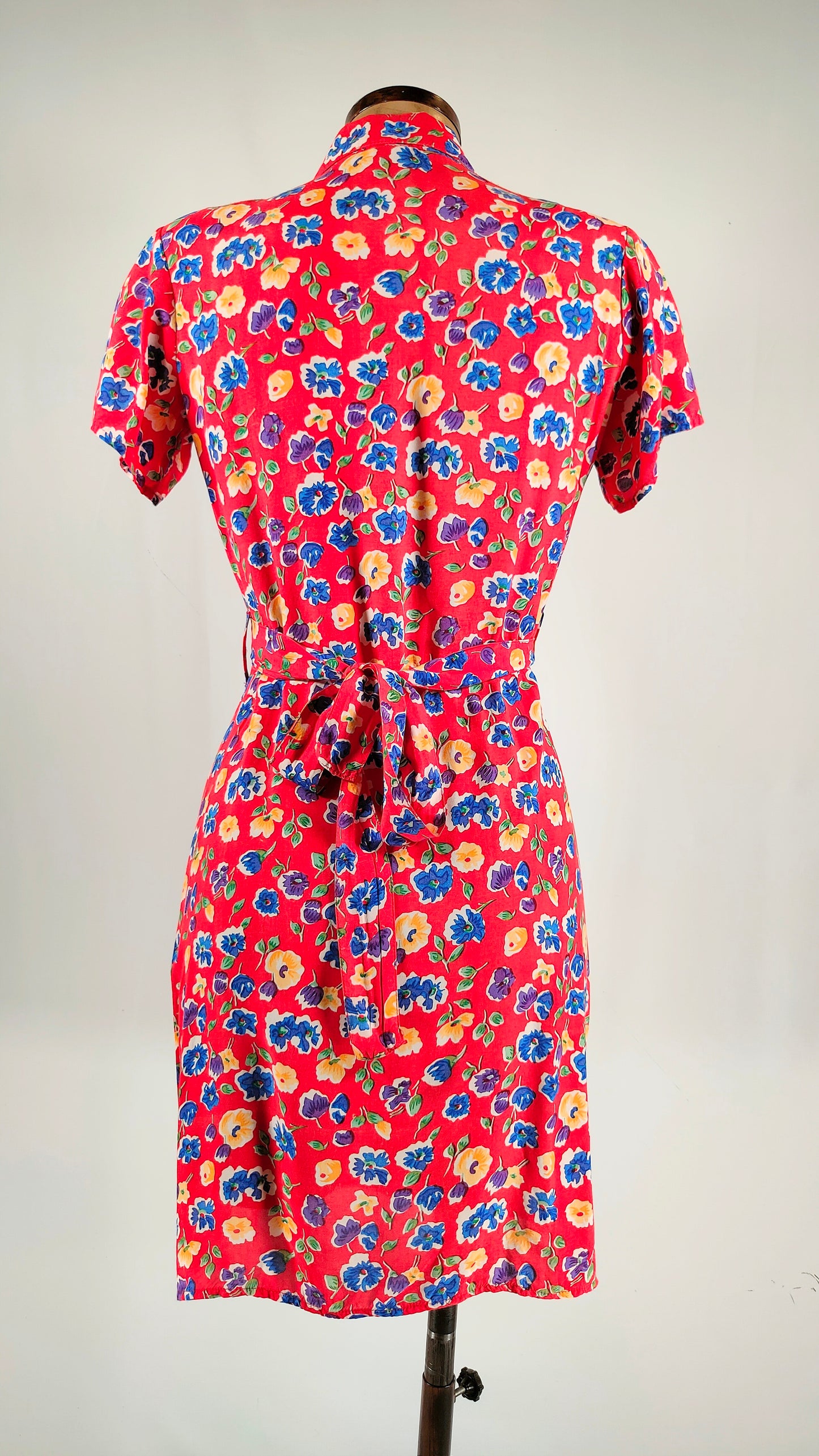 Vestido rojo con flores multicolor