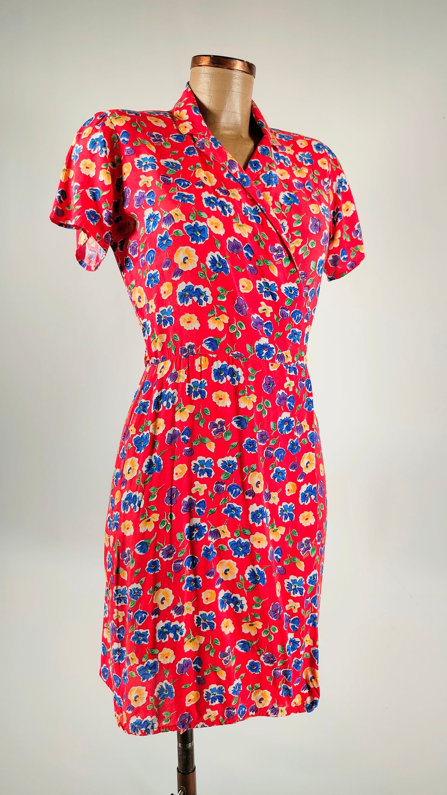 Vestido rojo con flores multicolor