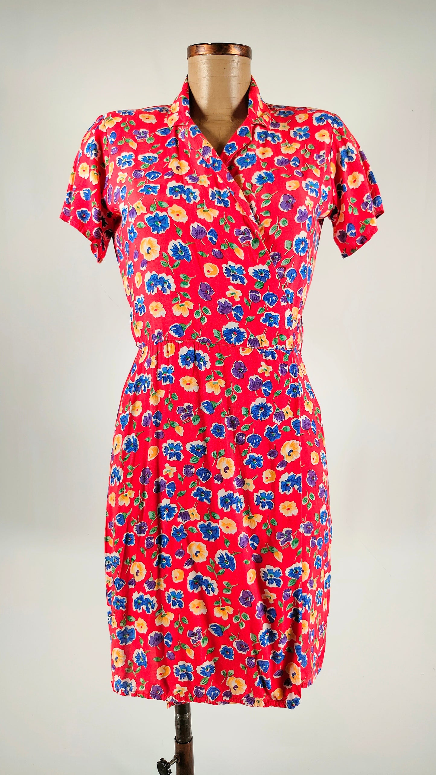Vestido rojo con flores multicolor