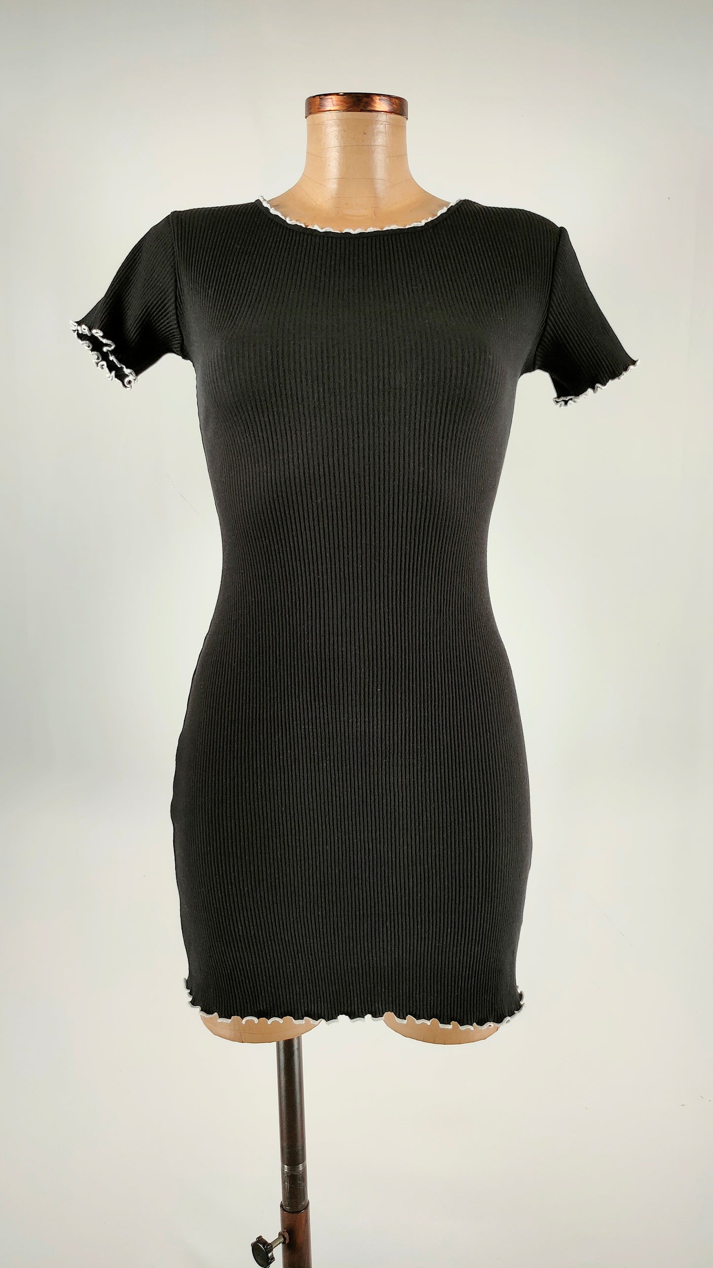 Vestido ajustado negro con bordes blancos