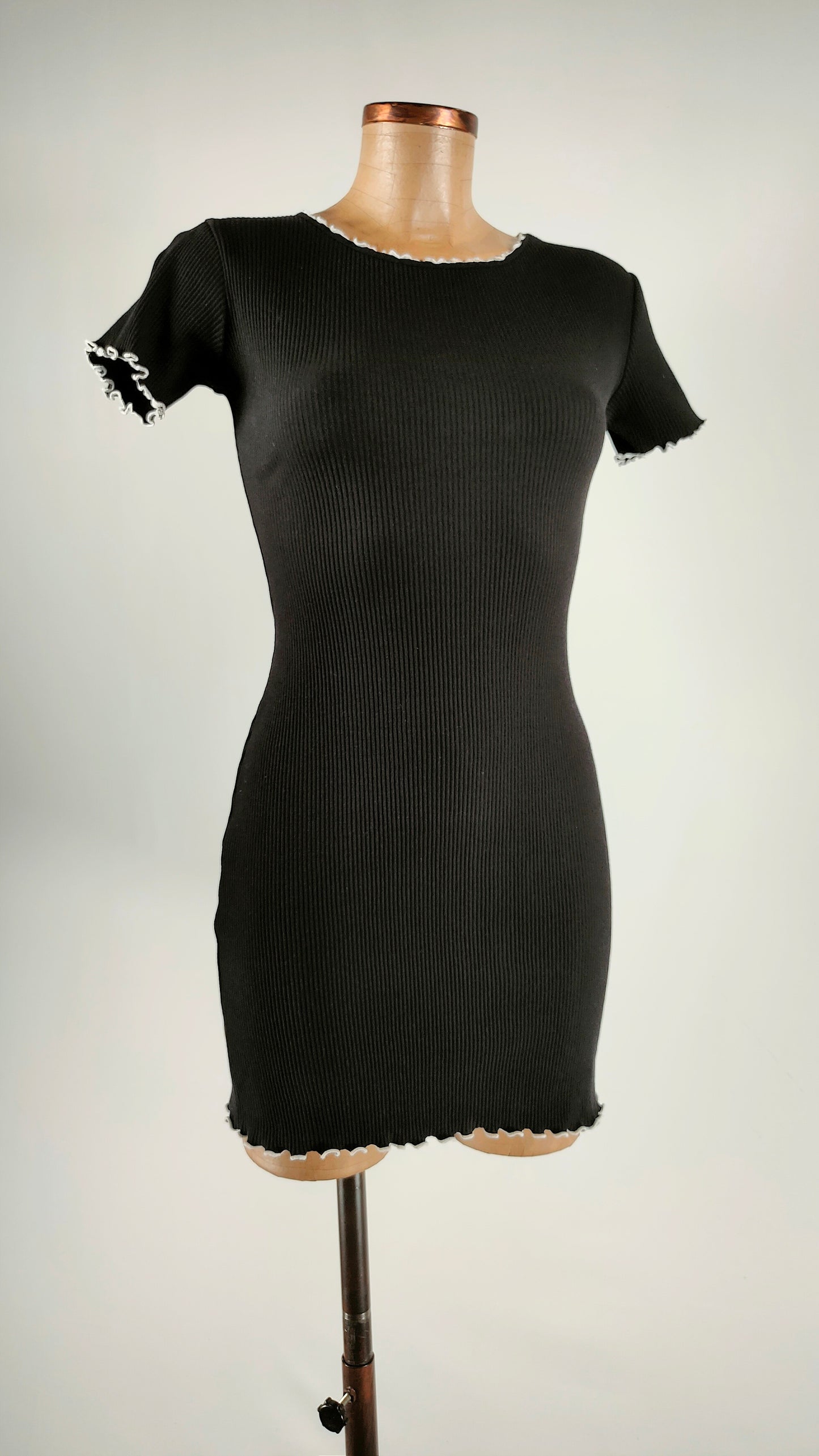 Vestido ajustado negro con bordes blancos
