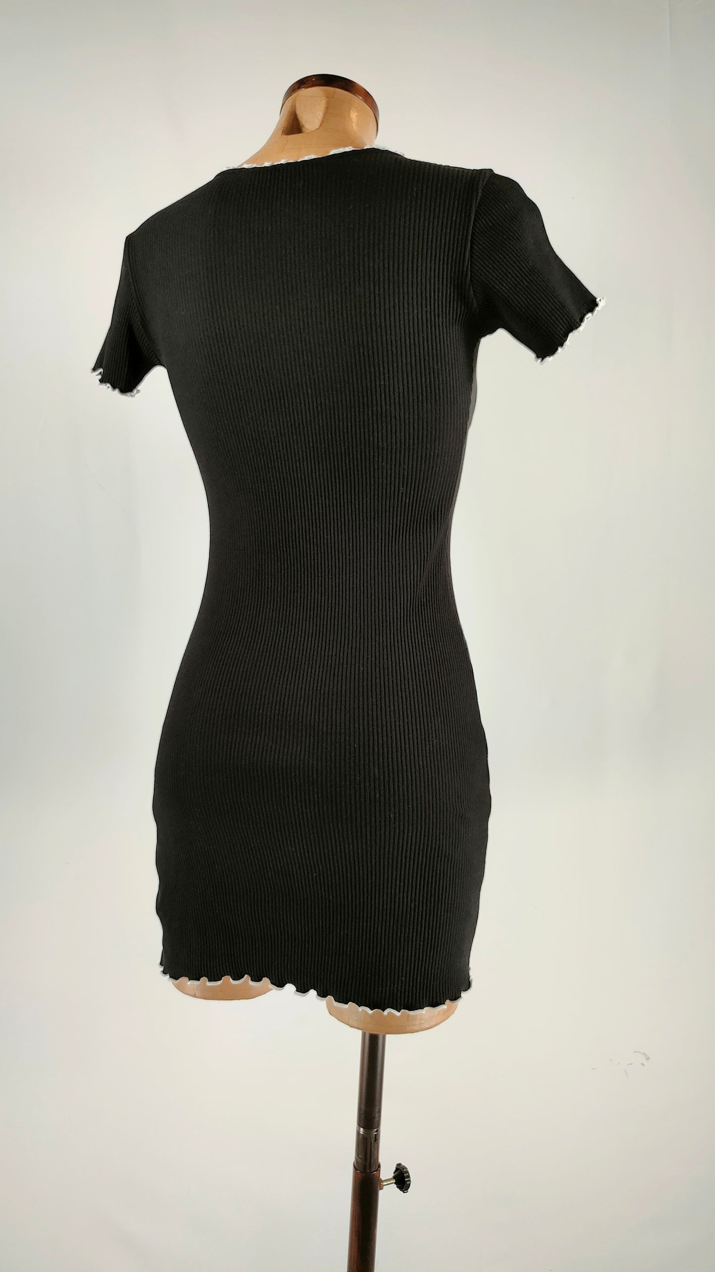 Vestido ajustado negro con bordes blancos
