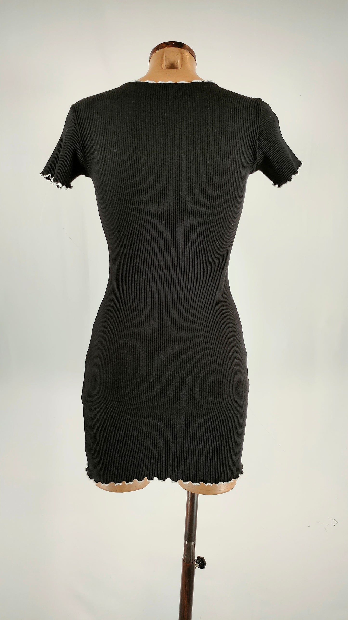 Vestido ajustado negro con bordes blancos