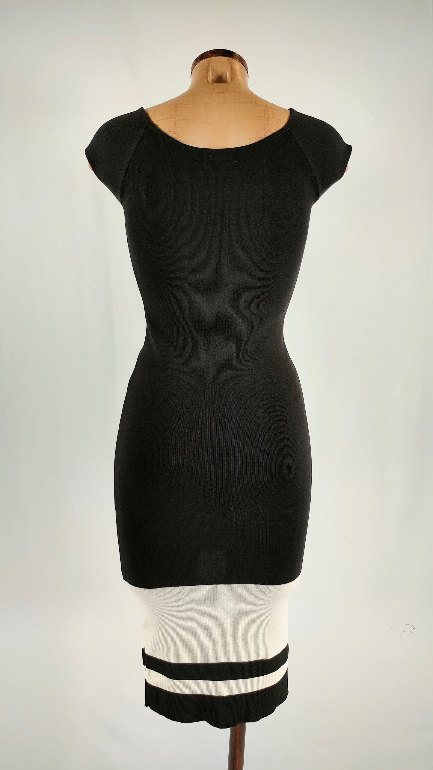 Vestido ajustado con franja blanca en bajo