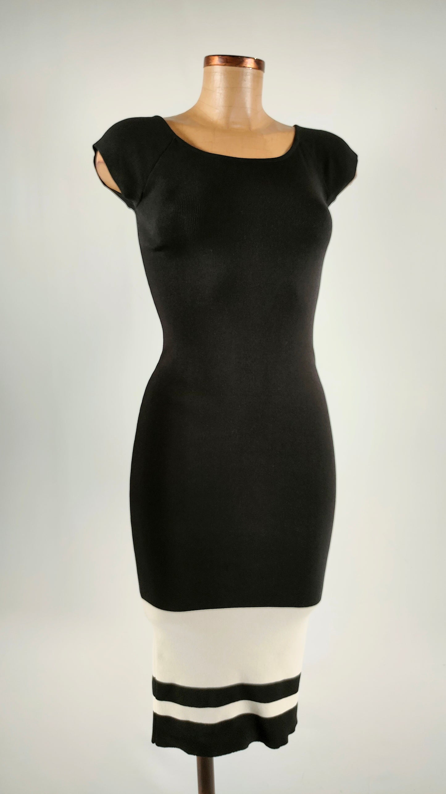 Vestido ajustado con franja blanca en bajo