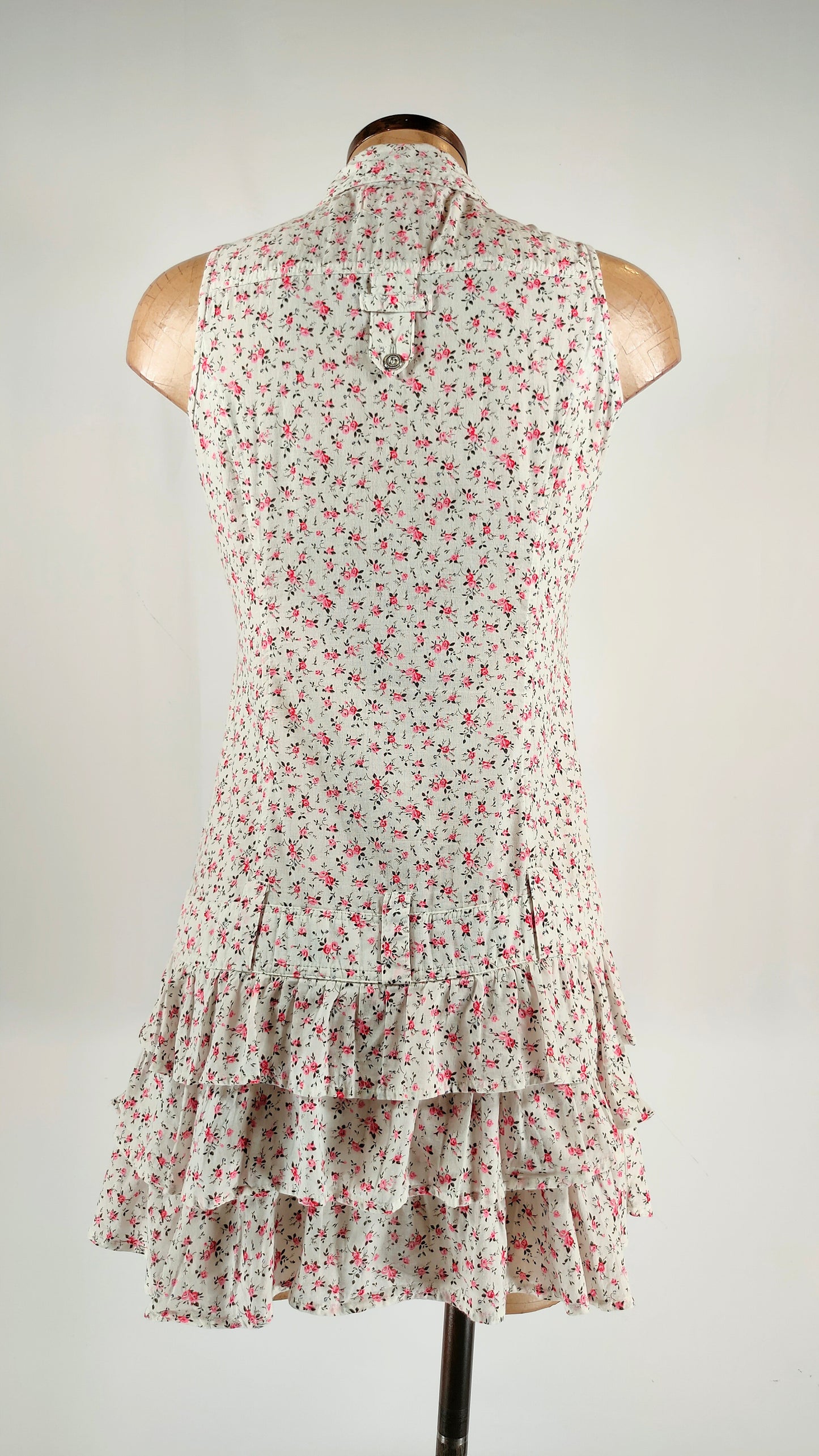 Vestido blanco con volantes en falda