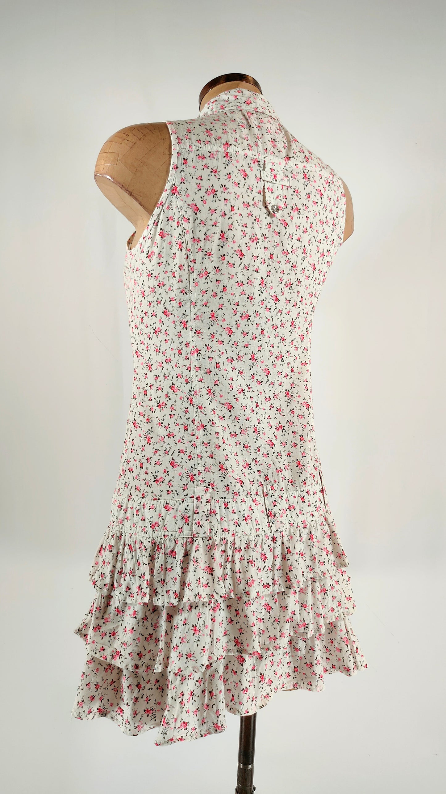 Vestido blanco con volantes en falda
