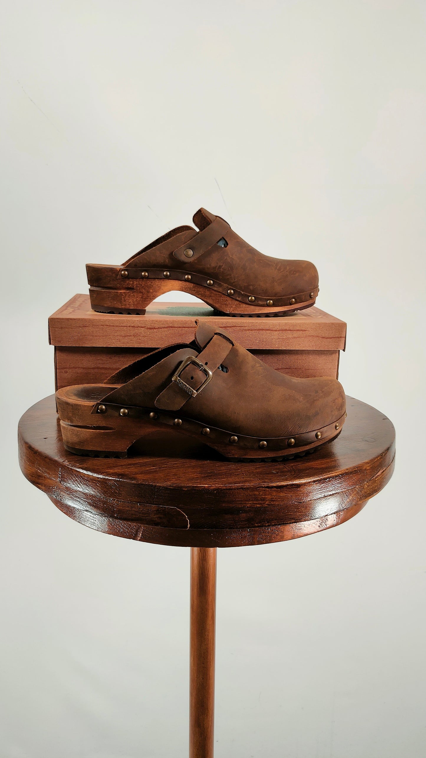 Zuecos de piel marrón