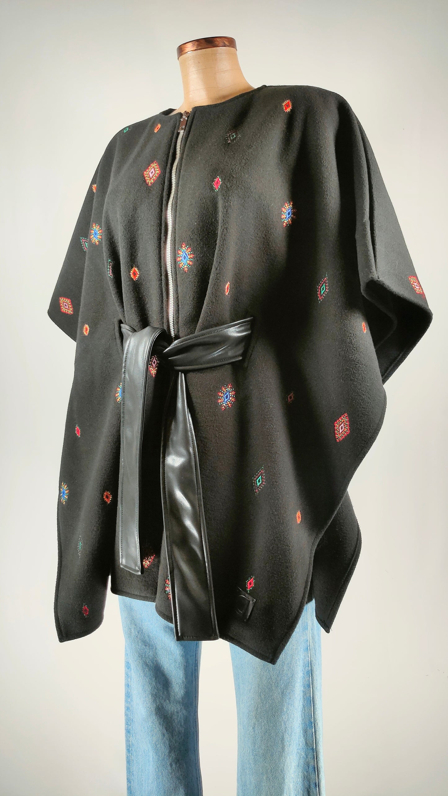 Poncho Desigual con cinturón