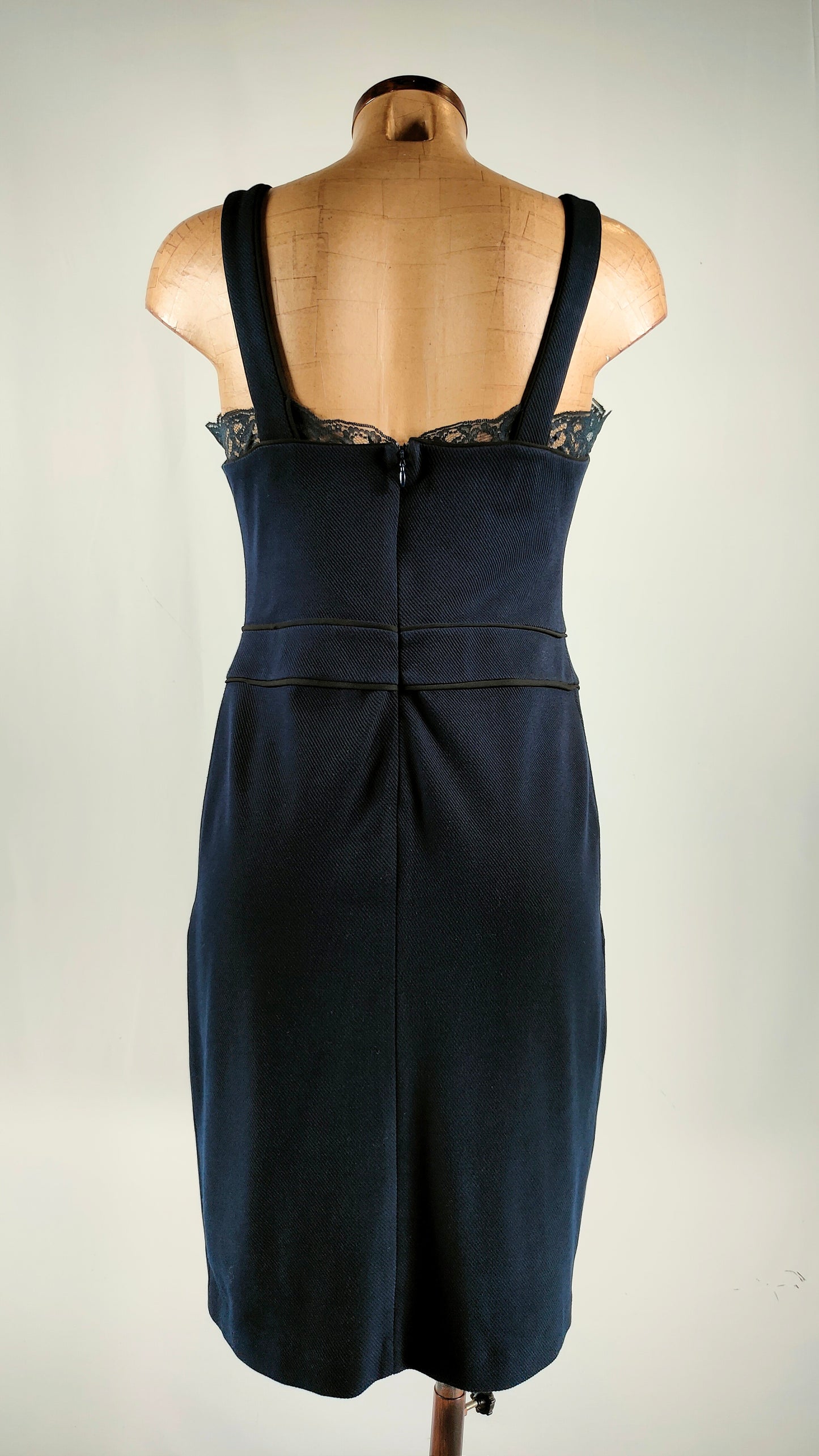 Vestido azul marino con encaje en escote
