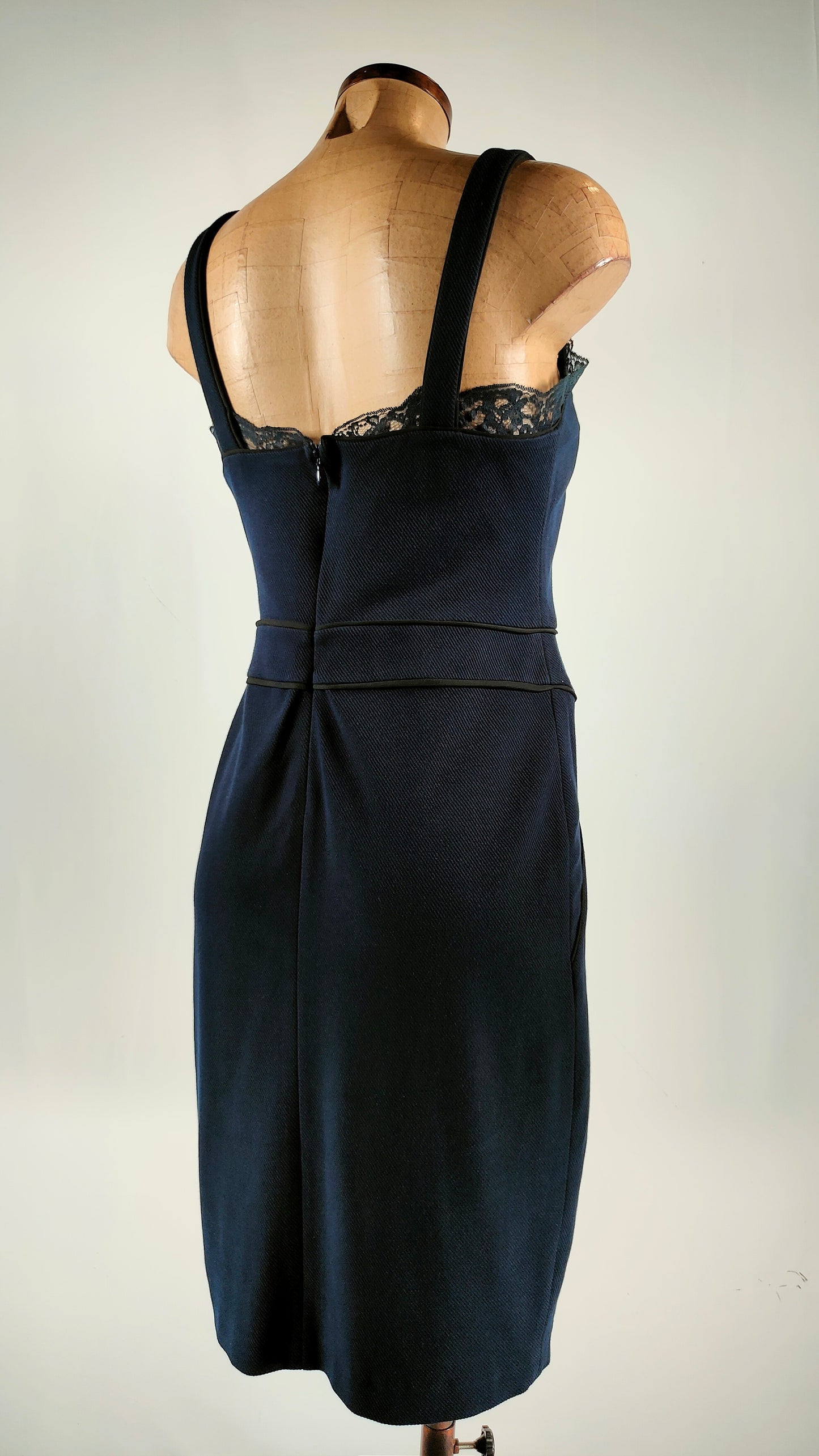 Vestido azul marino con encaje en escote