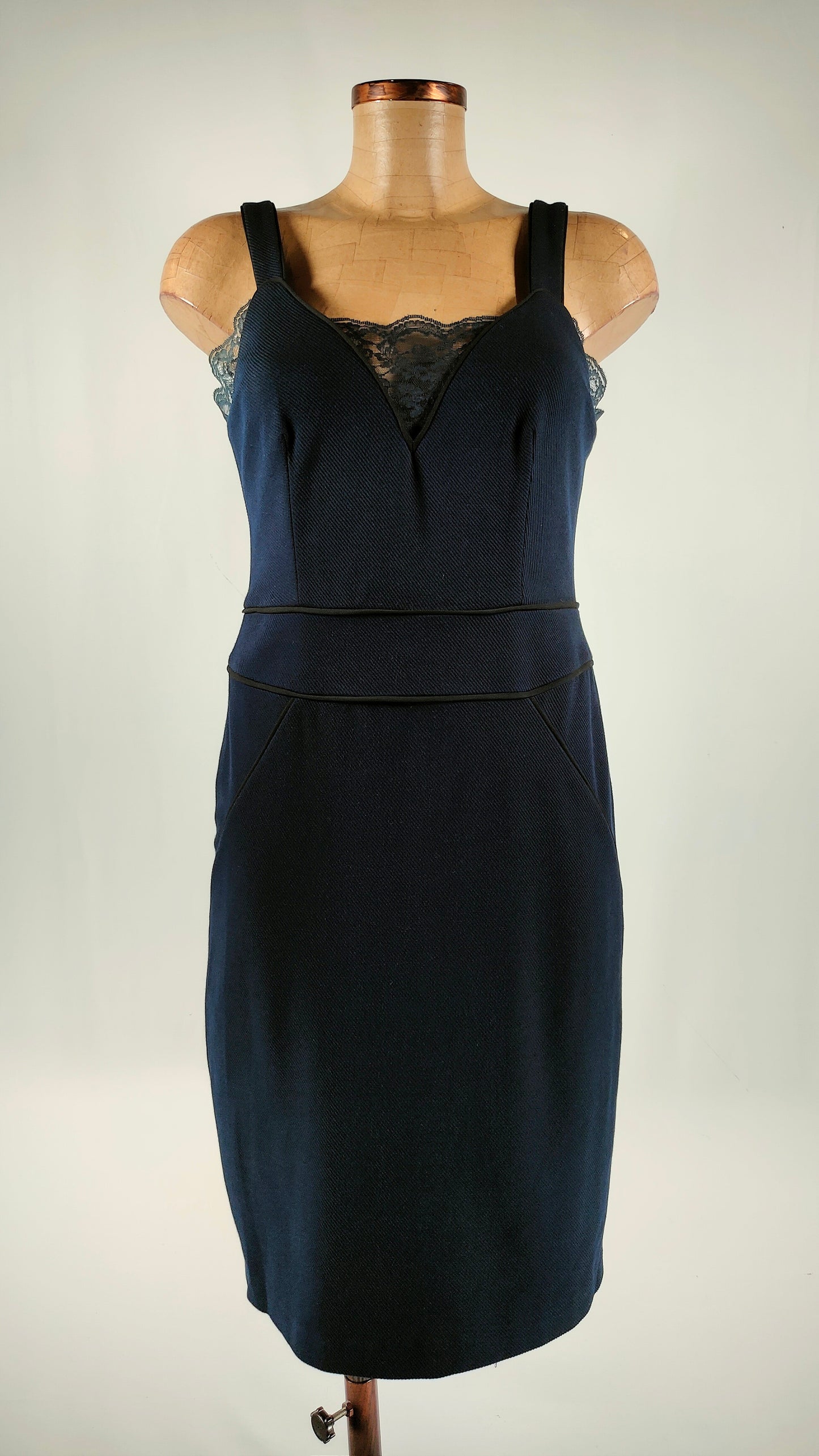 Vestido azul marino con encaje en escote