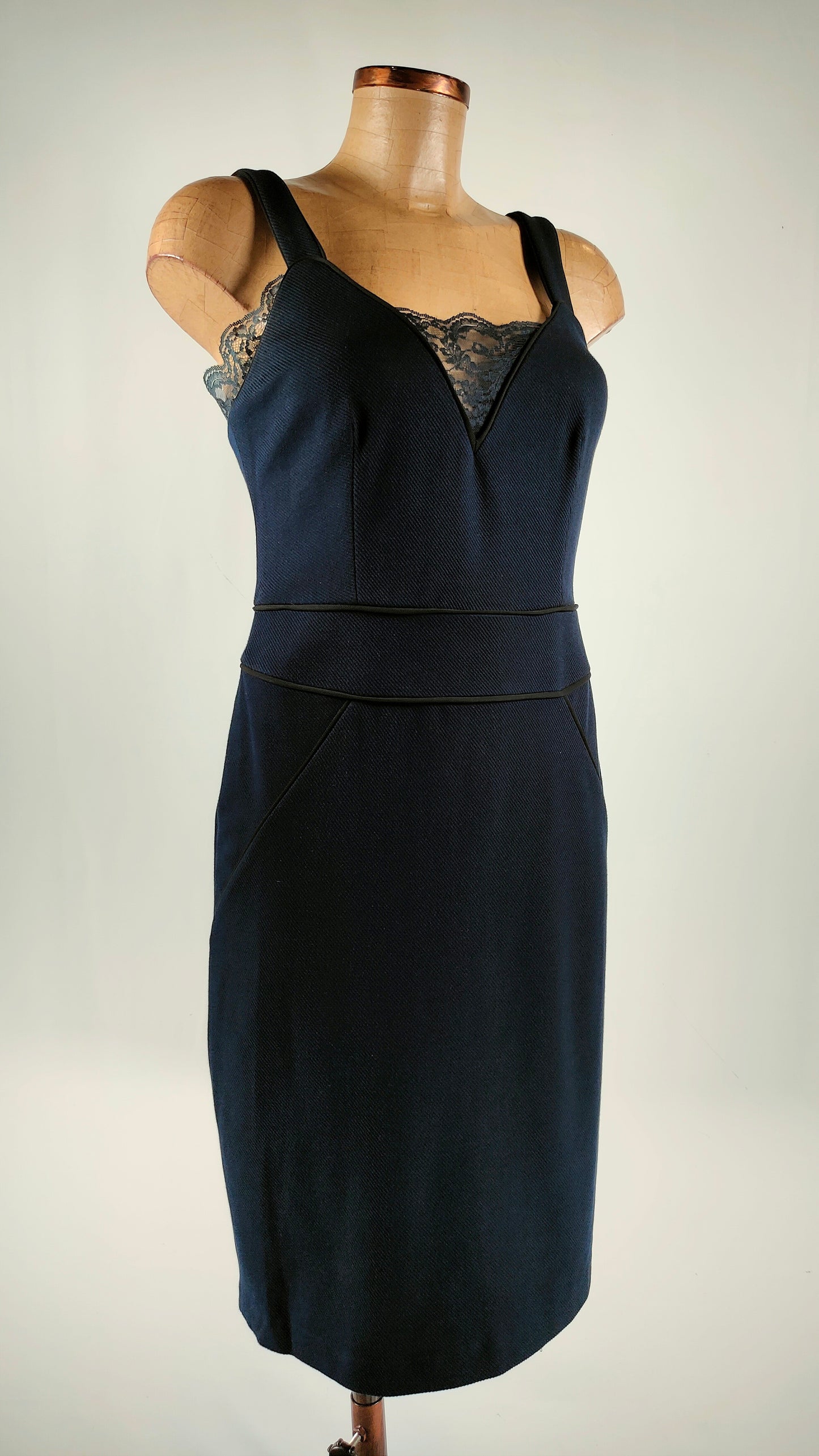 Vestido azul marino con encaje en escote