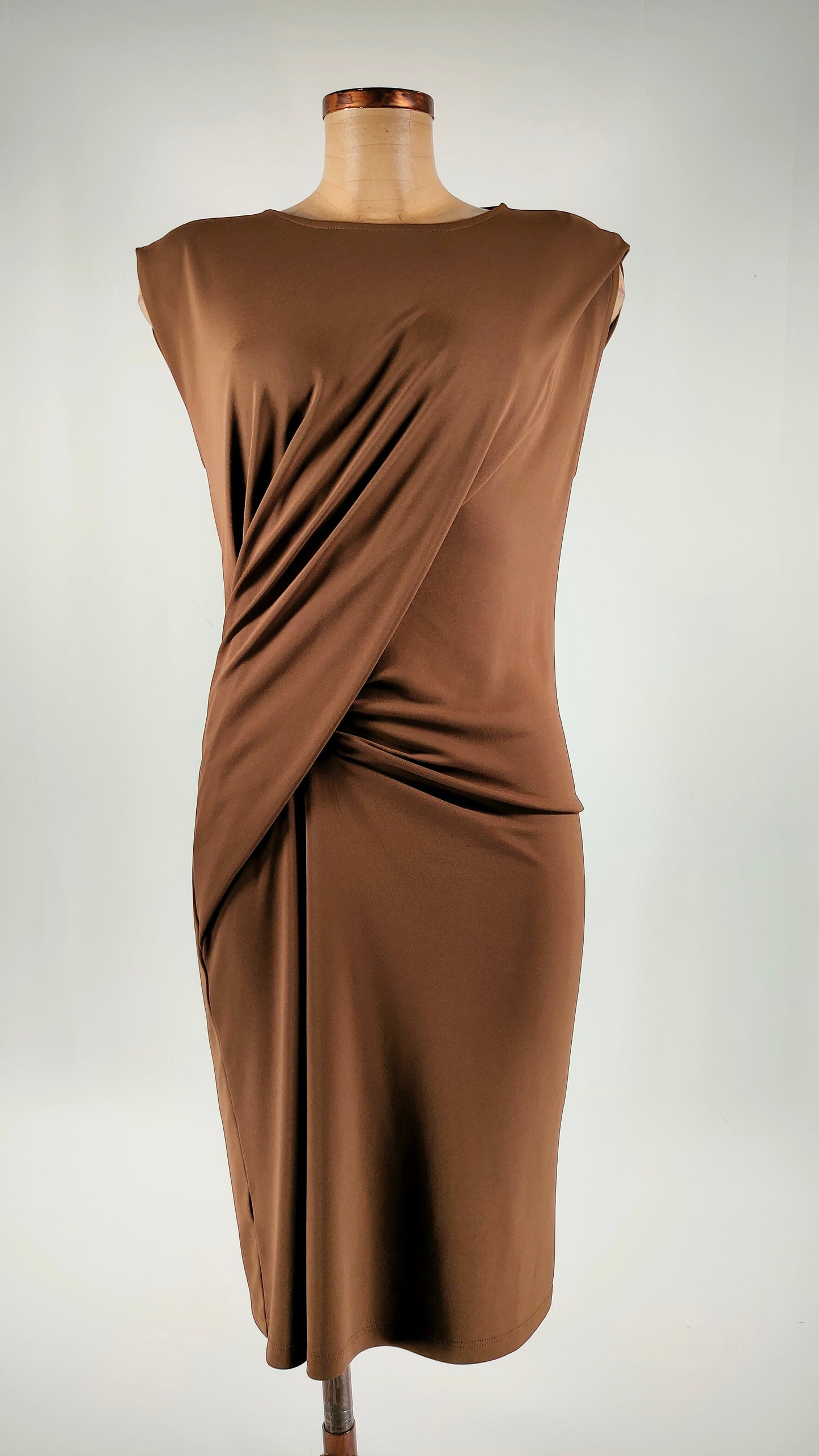 Vestido marrón con fruncido en cintura