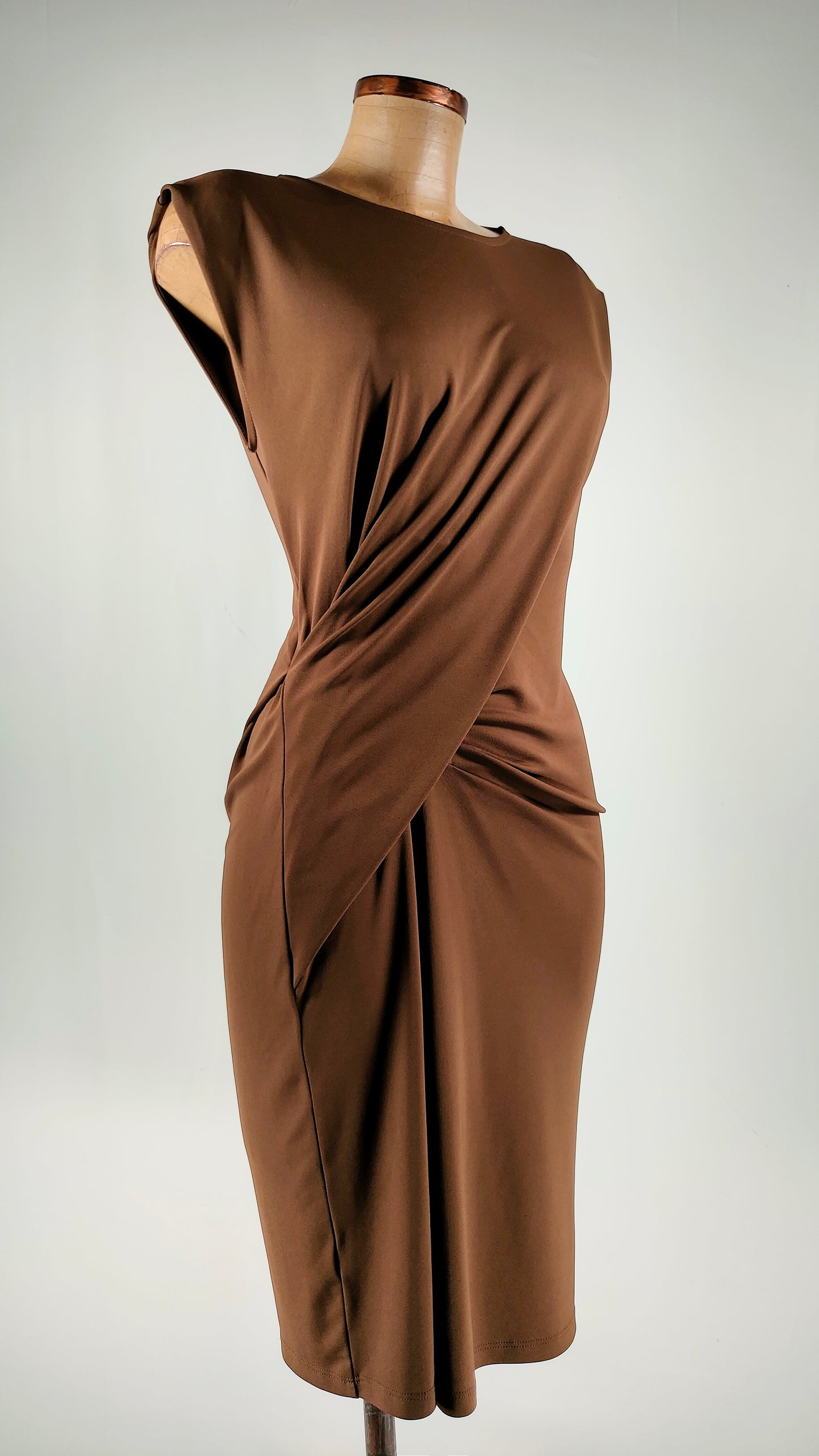 Vestido marrón con fruncido en cintura