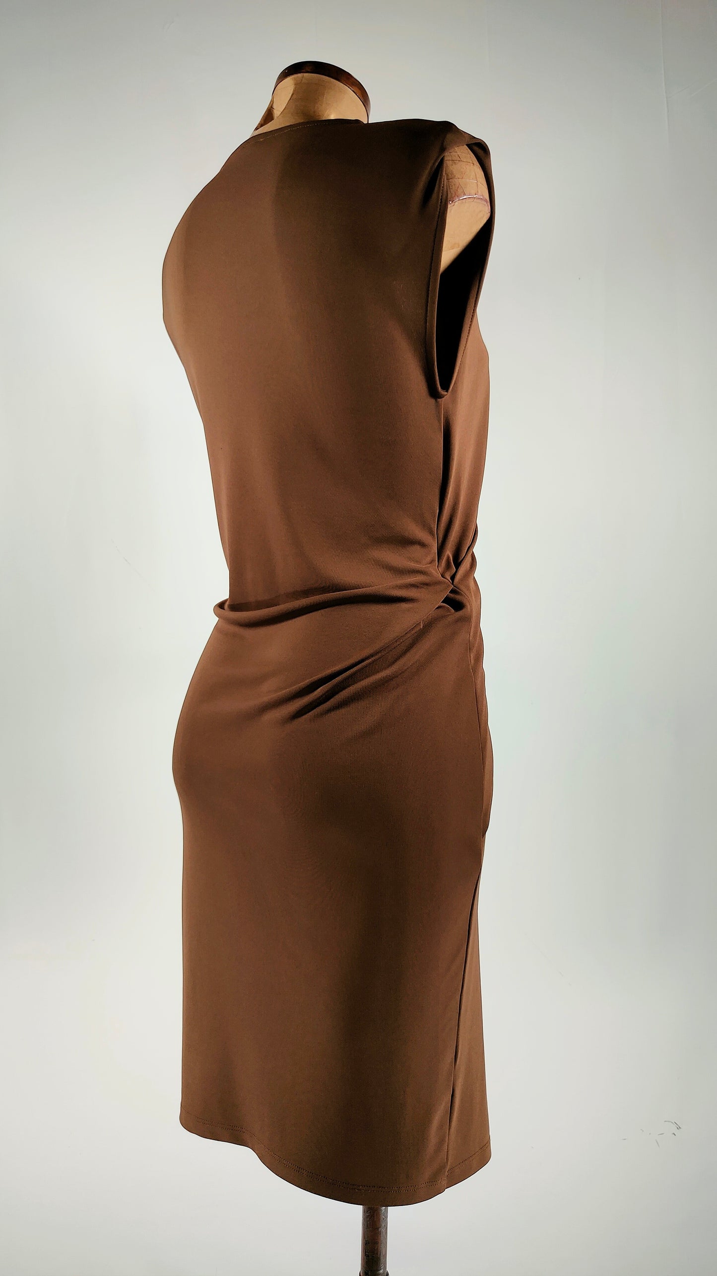 Vestido marrón con fruncido en cintura