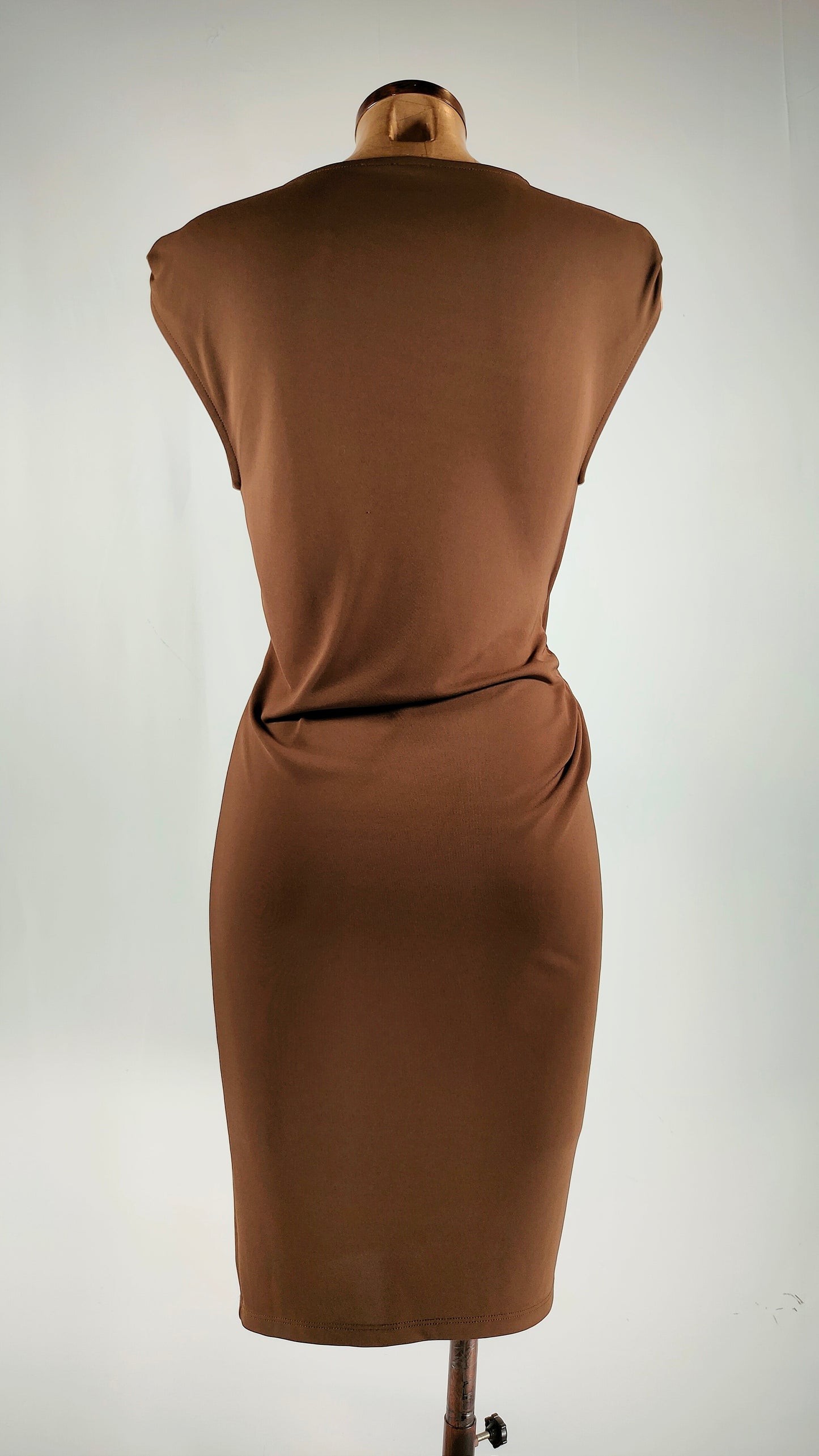 Vestido marrón con fruncido en cintura