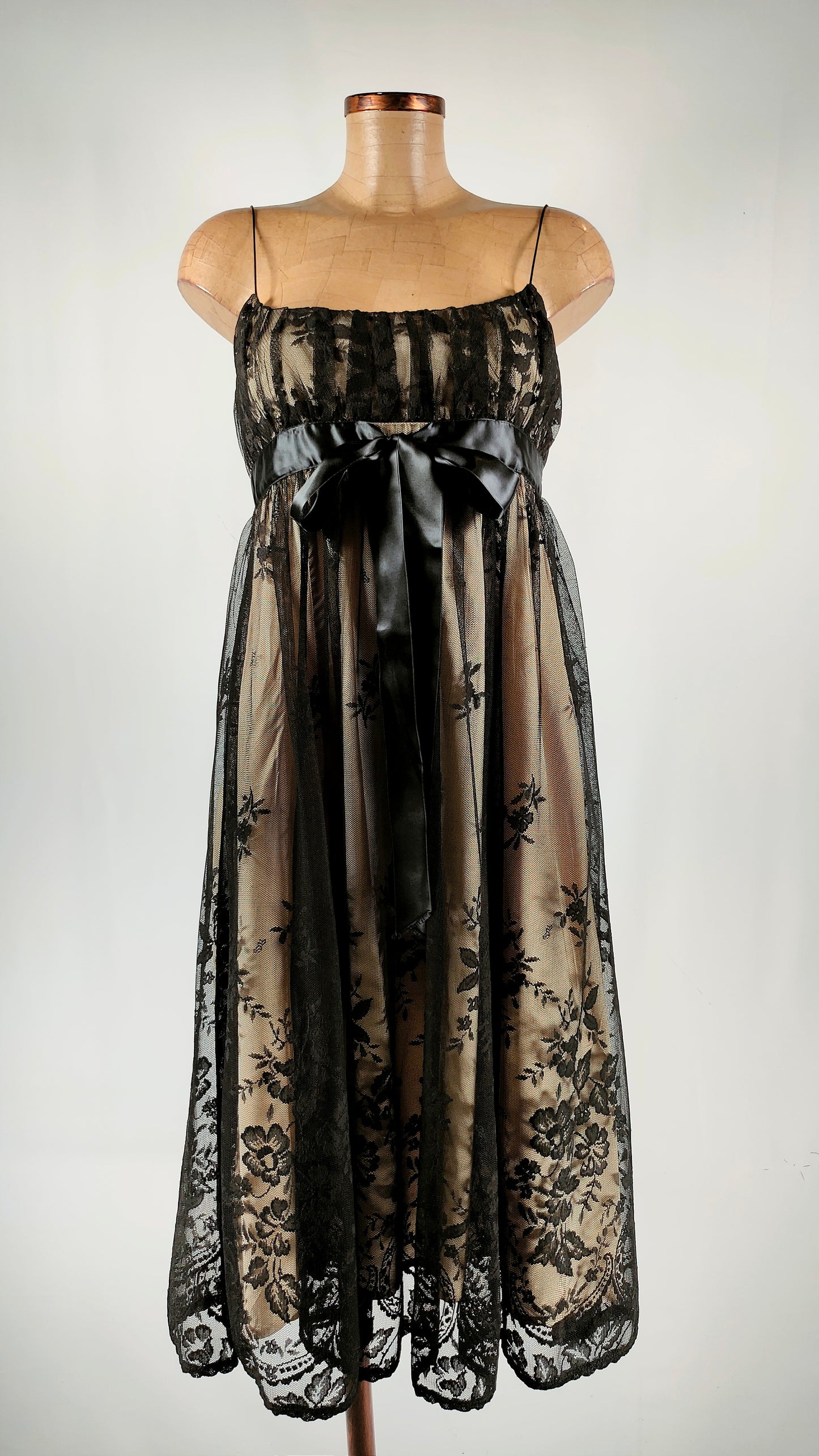Vestido con encaje y lazo de raso