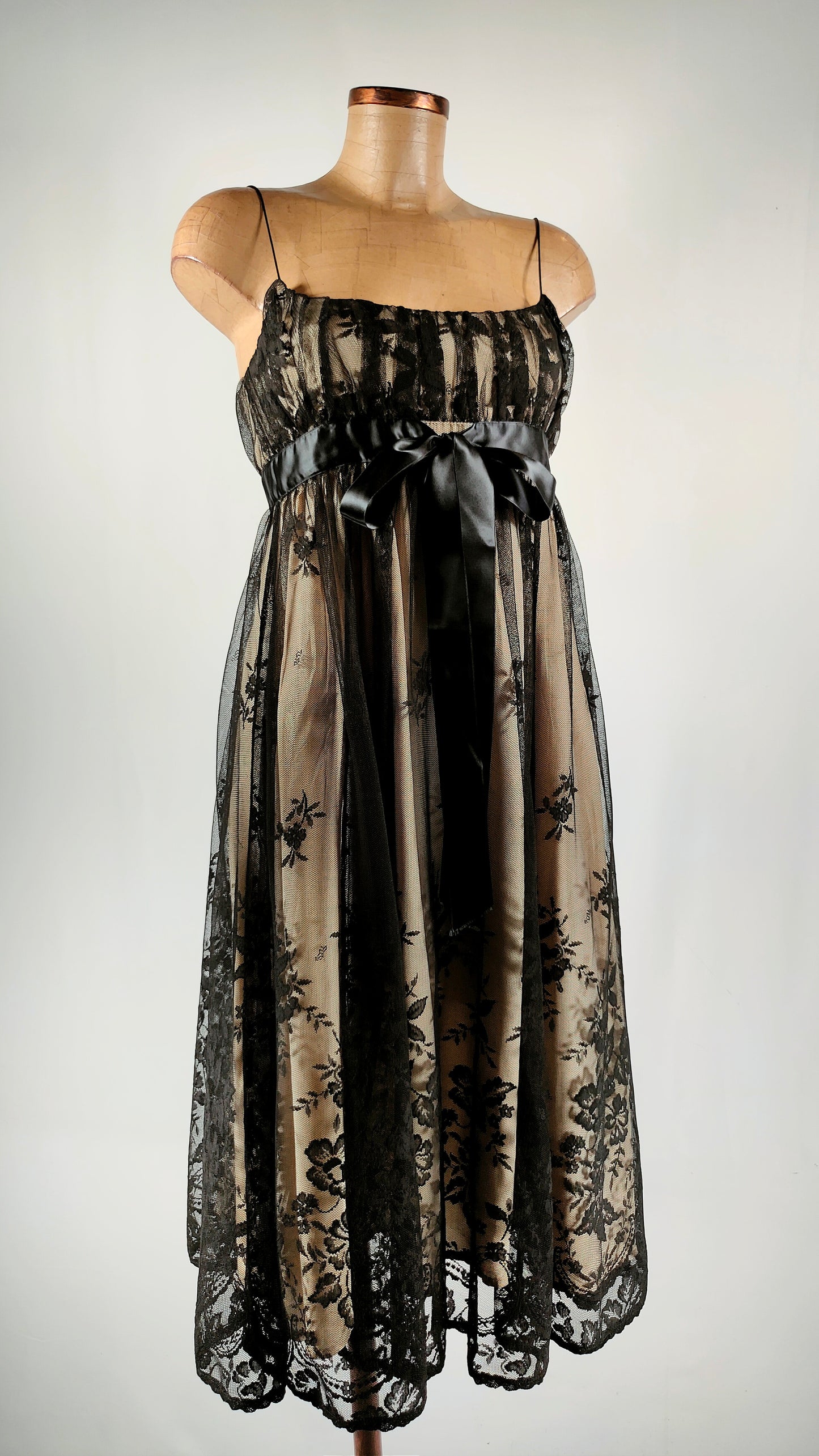 Vestido con encaje y lazo de raso