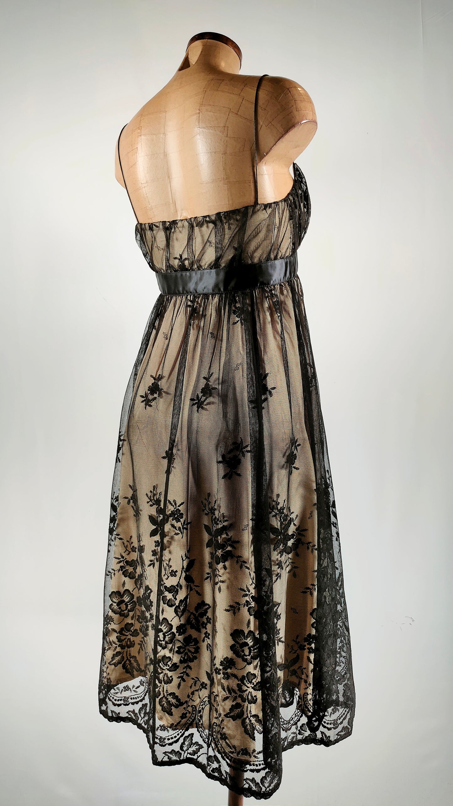 Vestido con encaje y lazo de raso