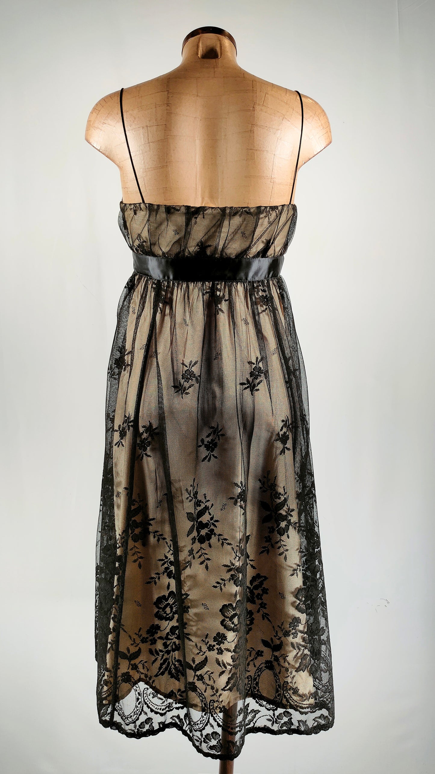 Vestido con encaje y lazo de raso