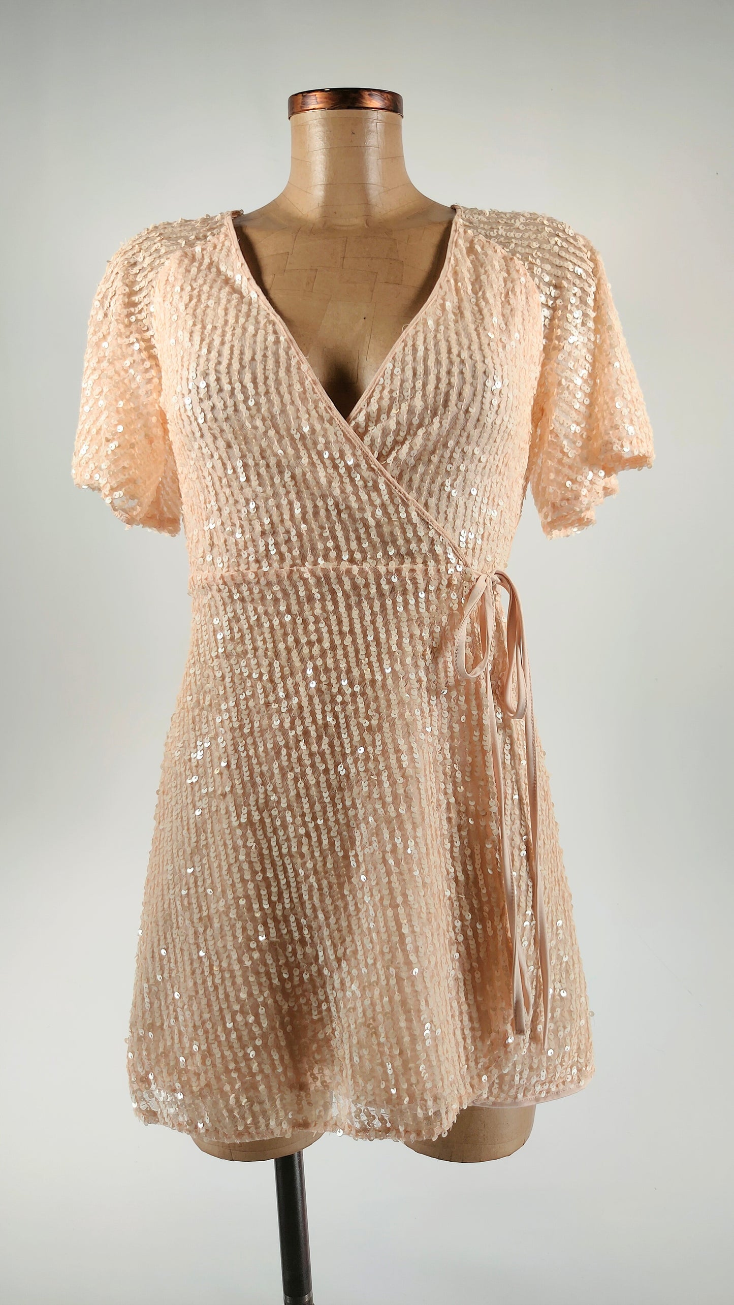 Vestido de lentejuelas rosa con vuelo