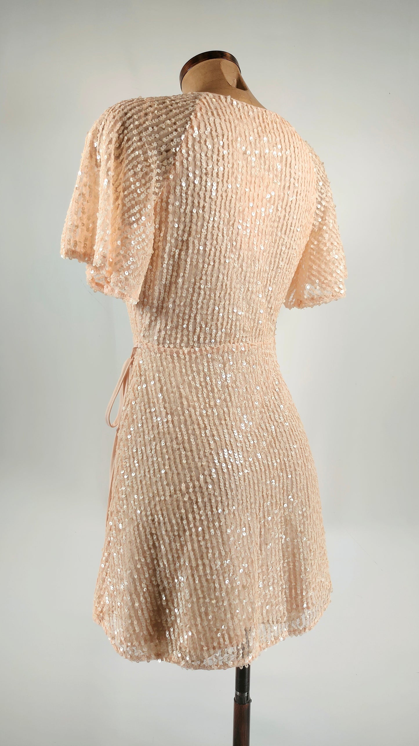 Vestido de lentejuelas rosa con vuelo