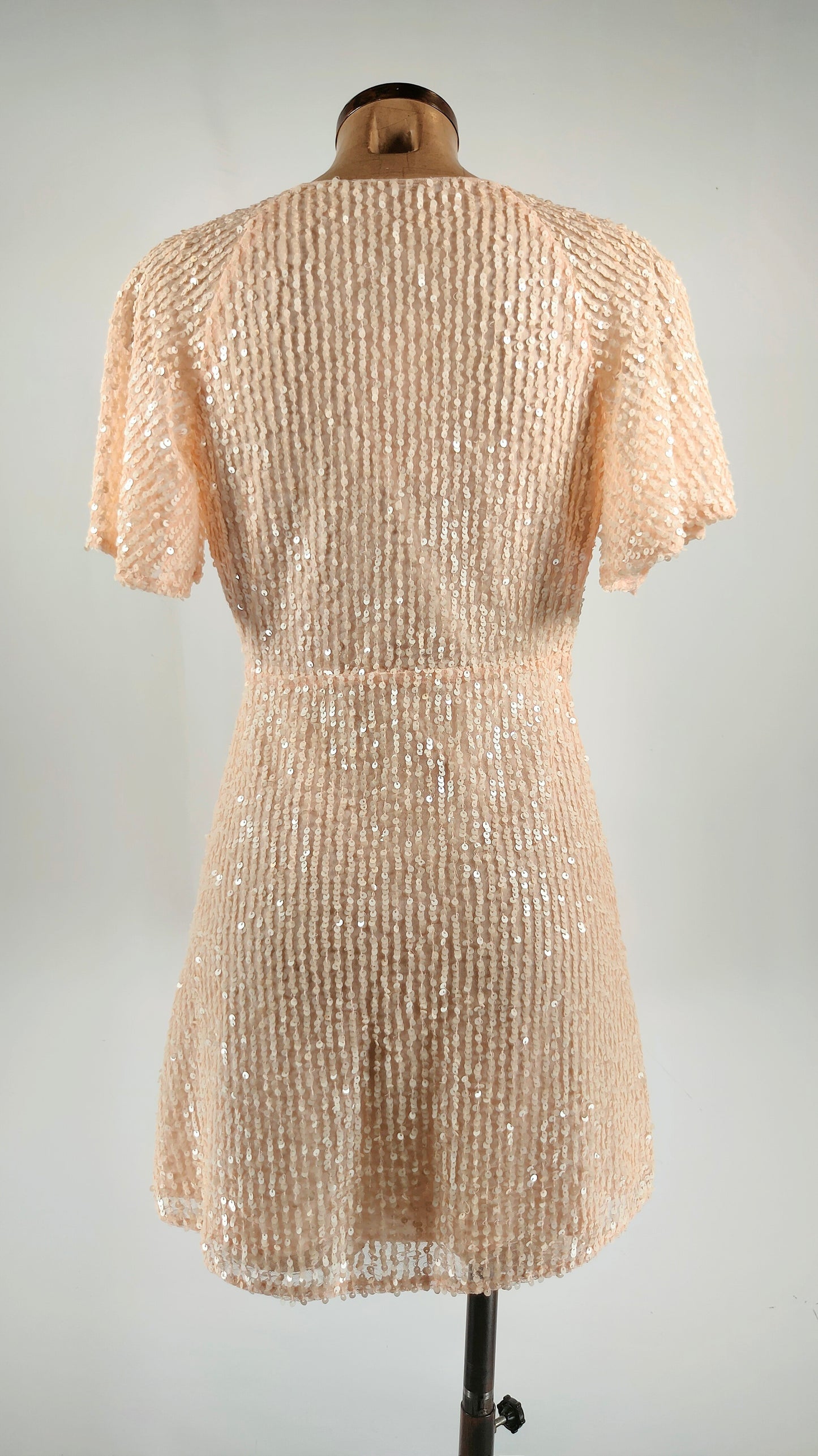 Vestido de lentejuelas rosa con vuelo