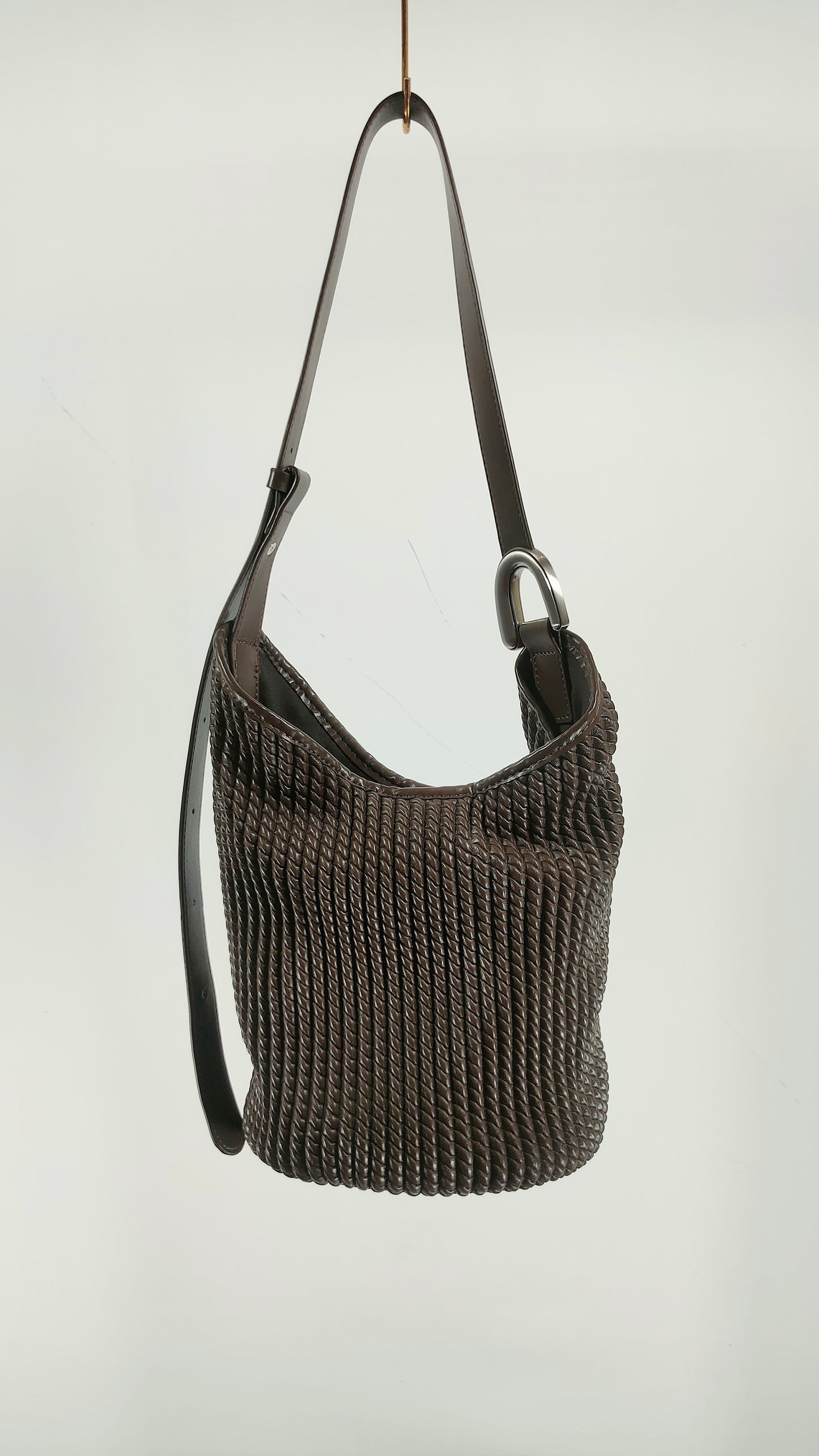 Bolso marrón efecto arrugado