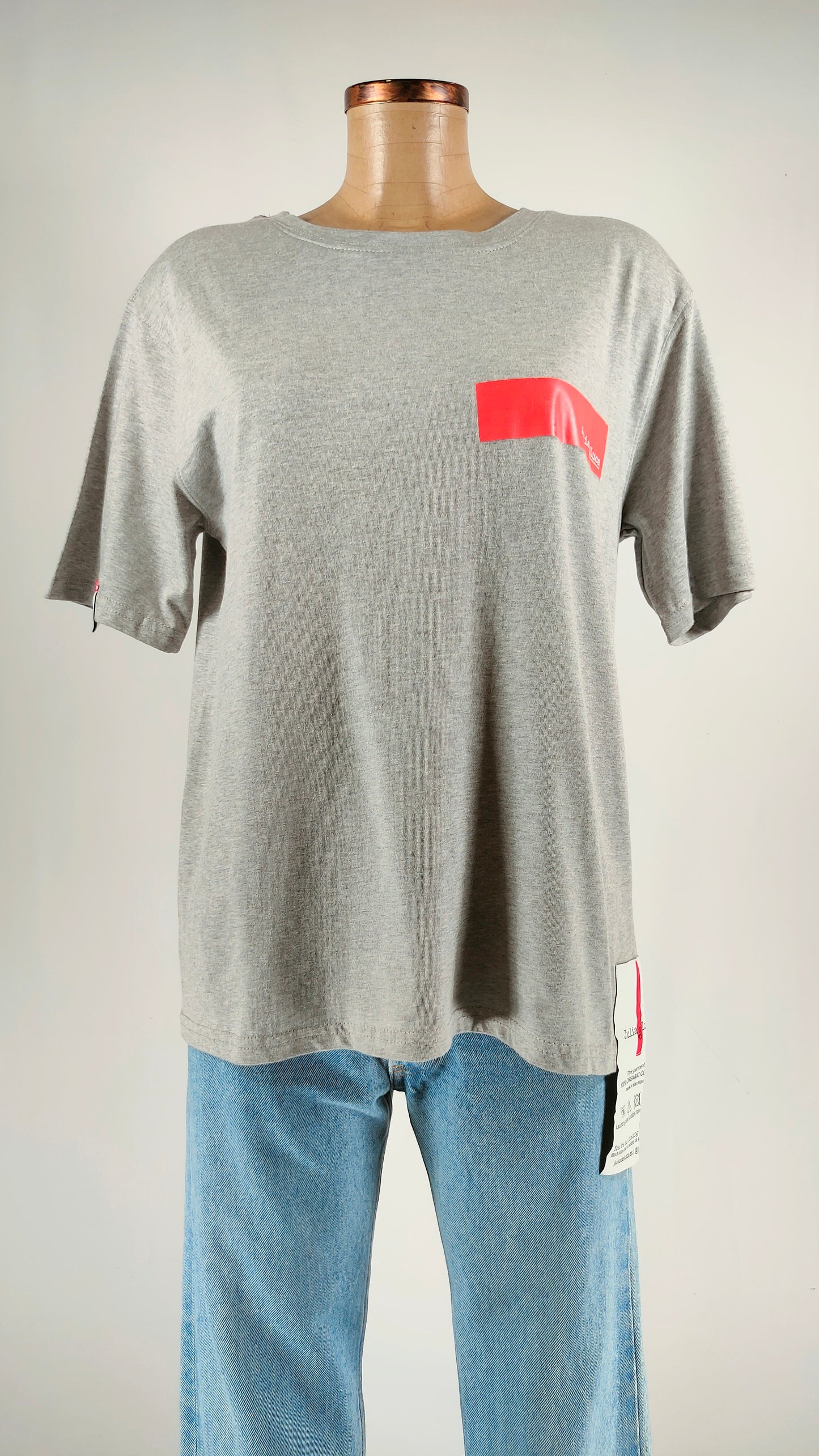 Camiseta gris Julia de Luca con franja roja